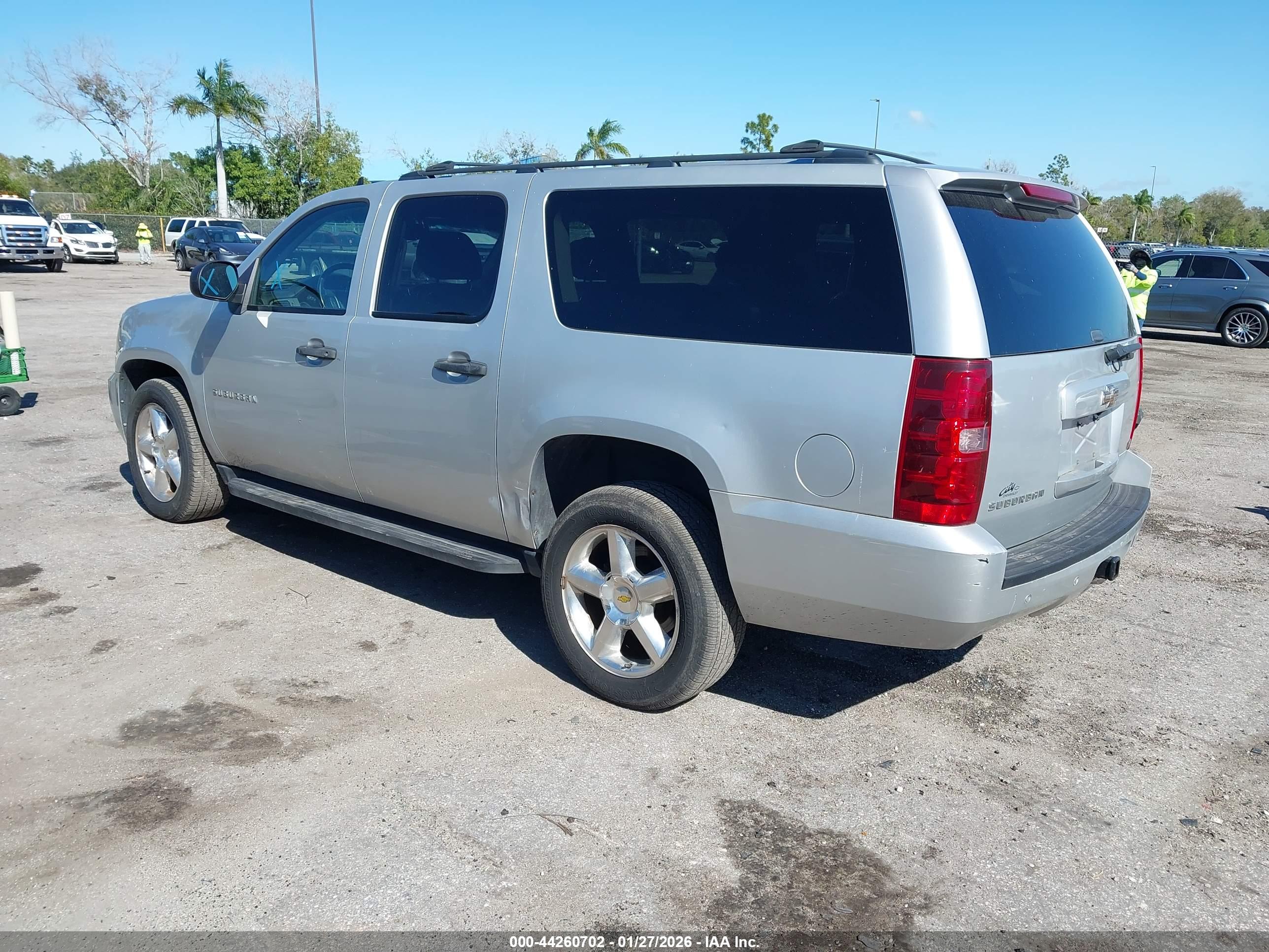 CHEVROLET SUBURBAN image 3