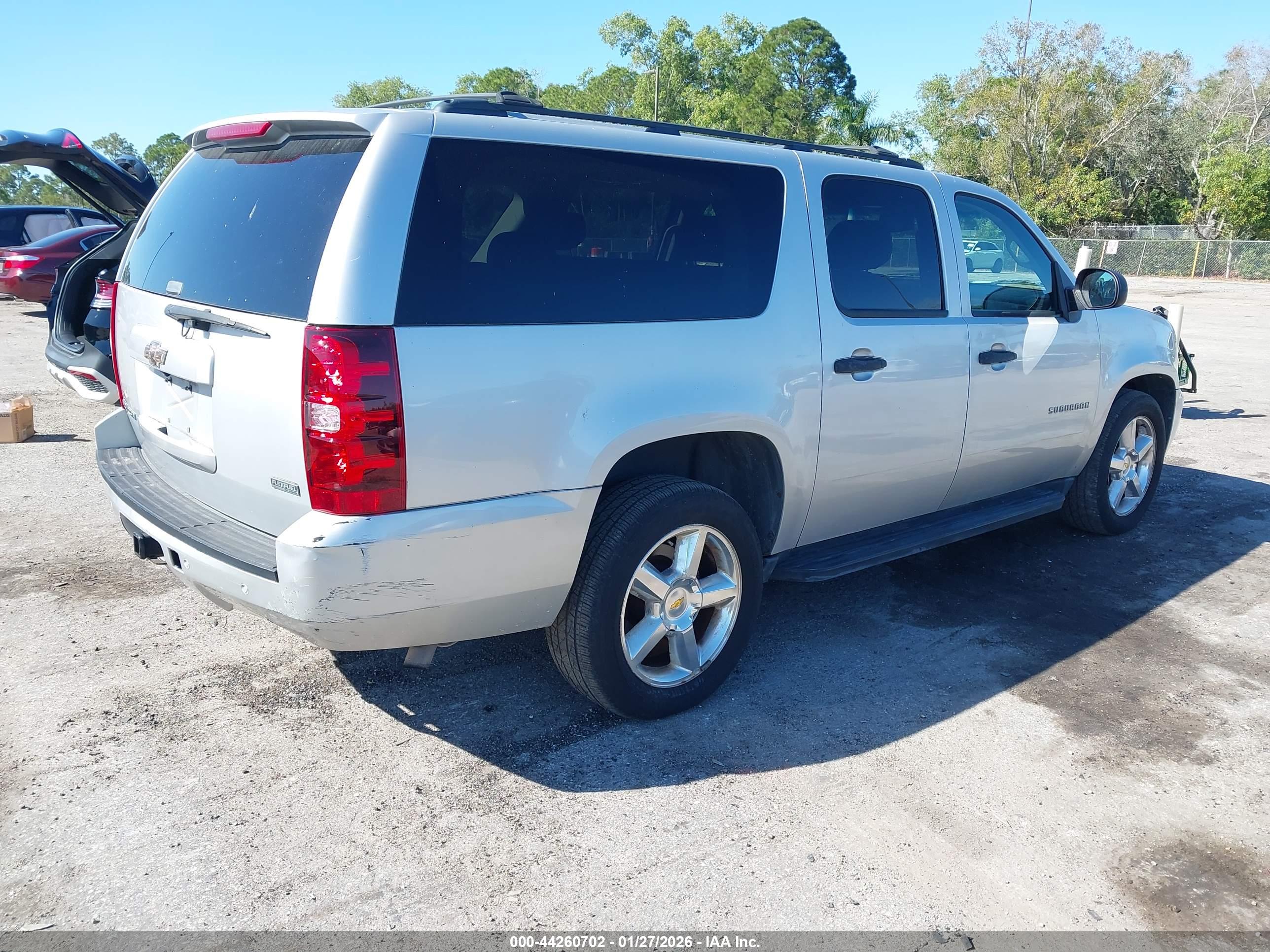 CHEVROLET SUBURBAN image 4