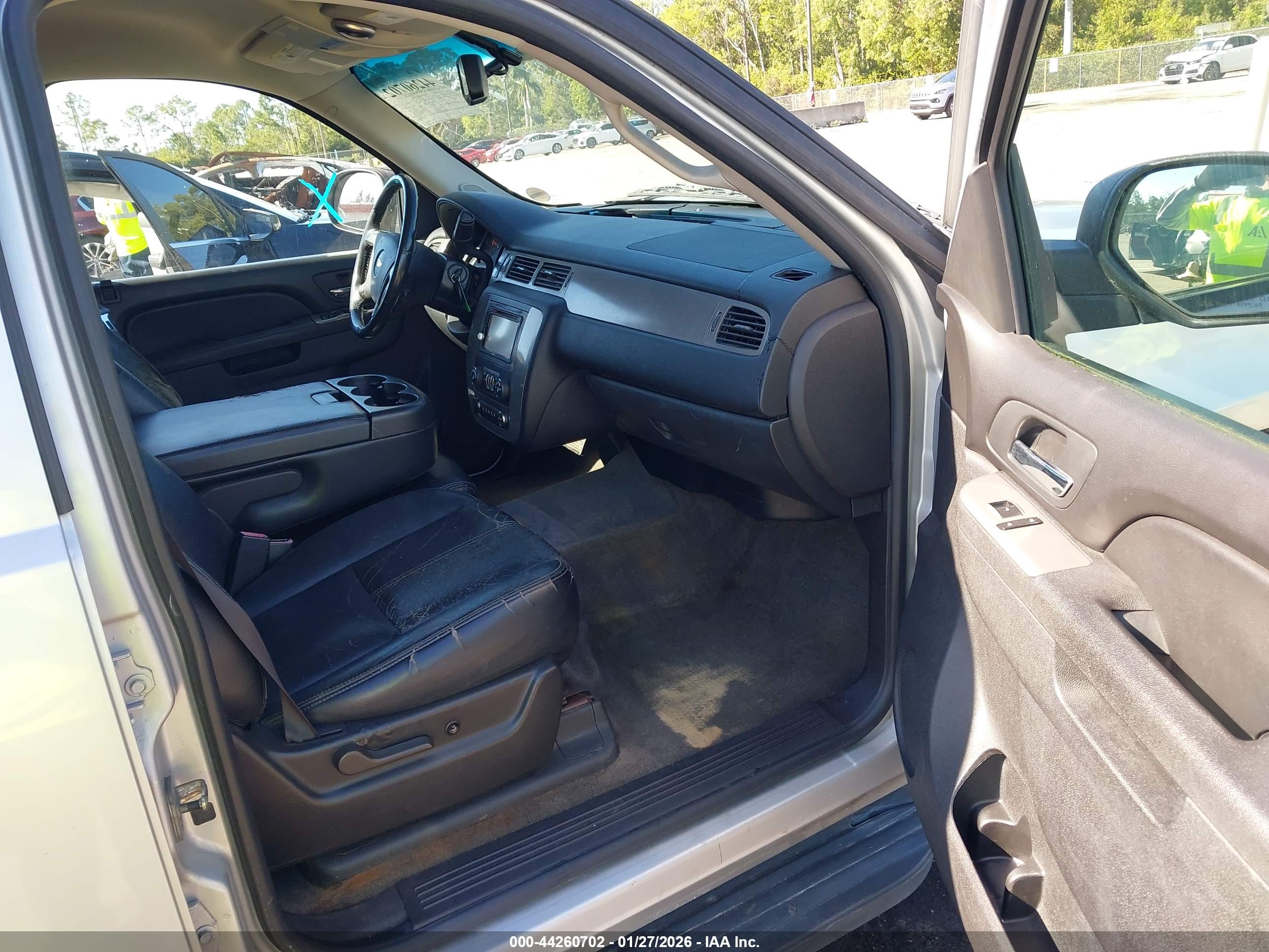 CHEVROLET SUBURBAN image 5