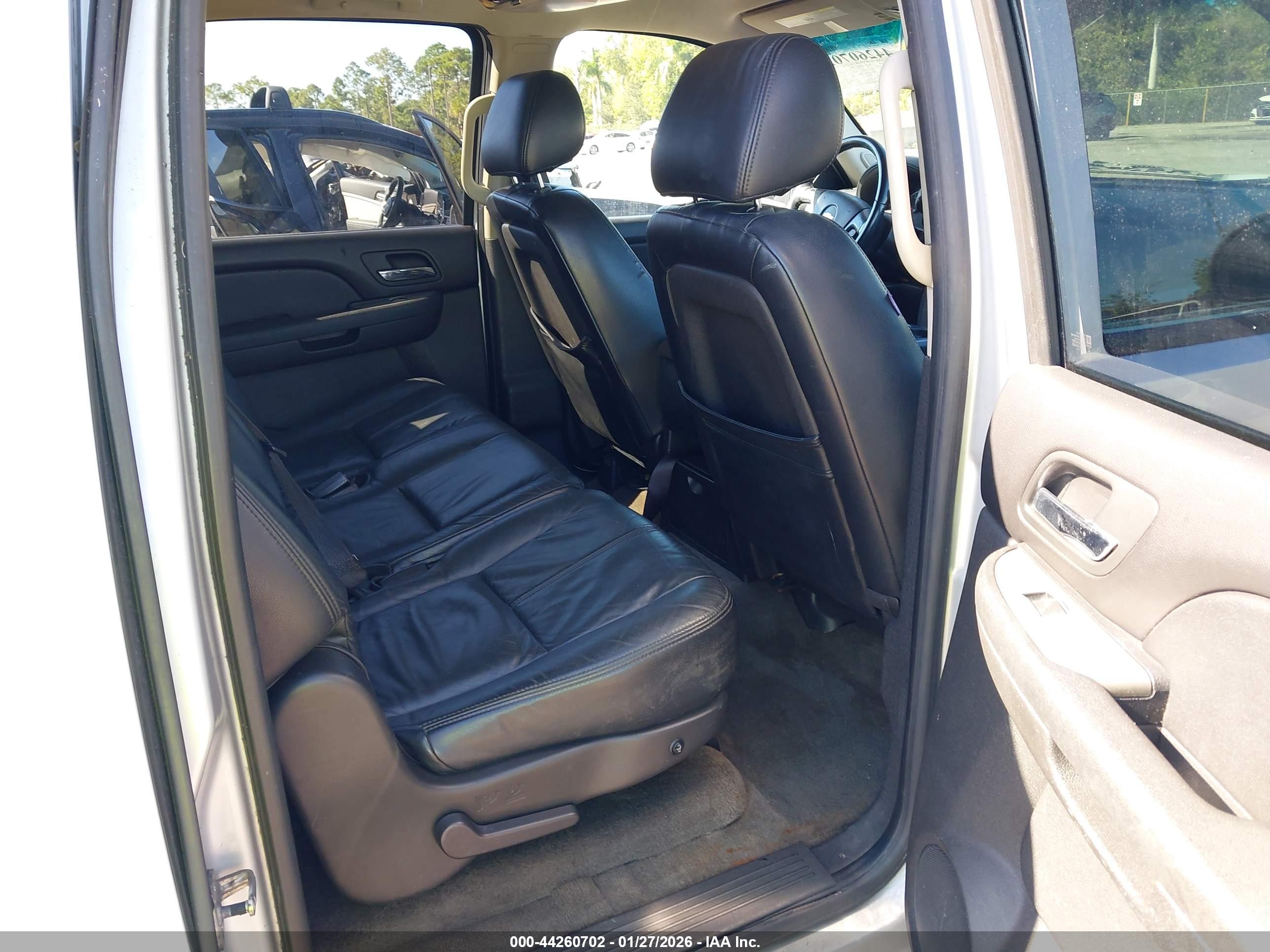 CHEVROLET SUBURBAN image 8