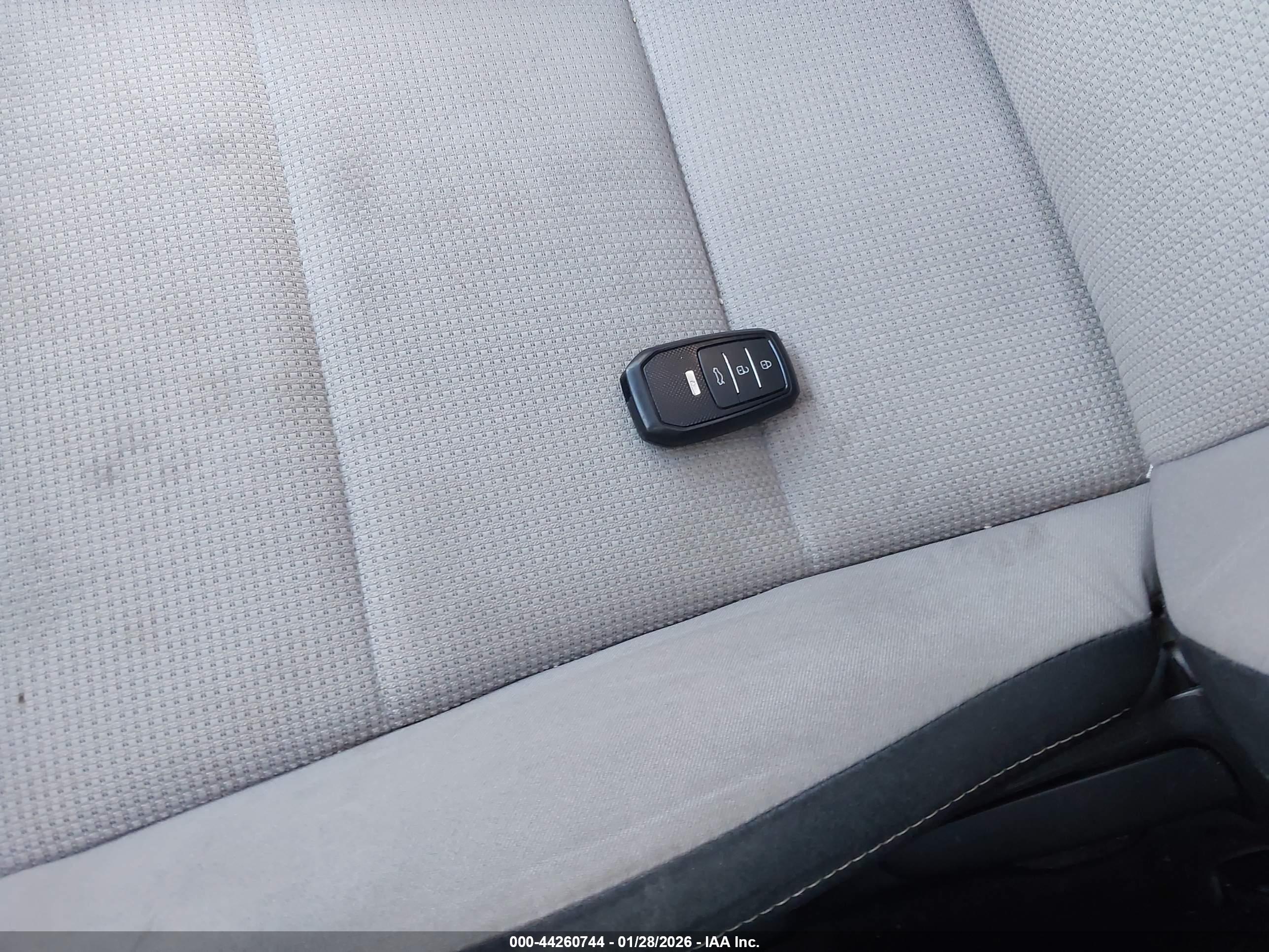 TOYOTA RAV4 image 11