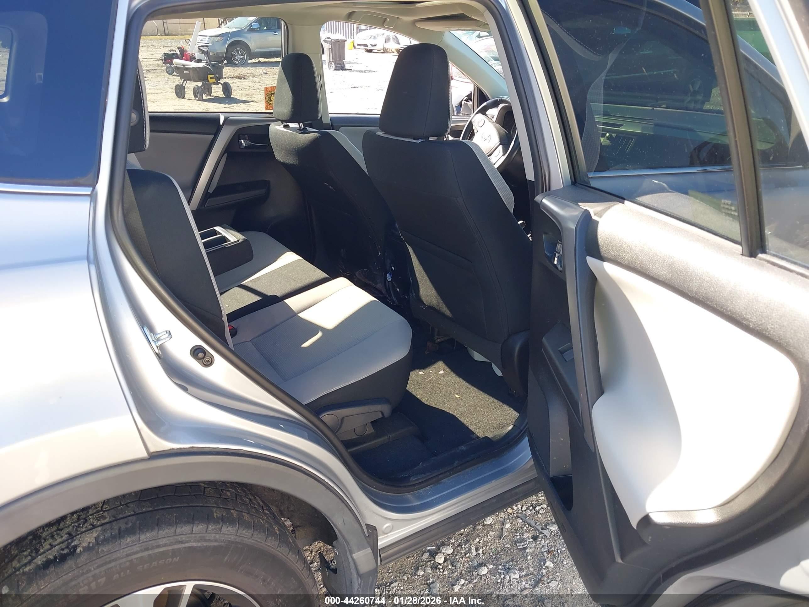 TOYOTA RAV4 image 8