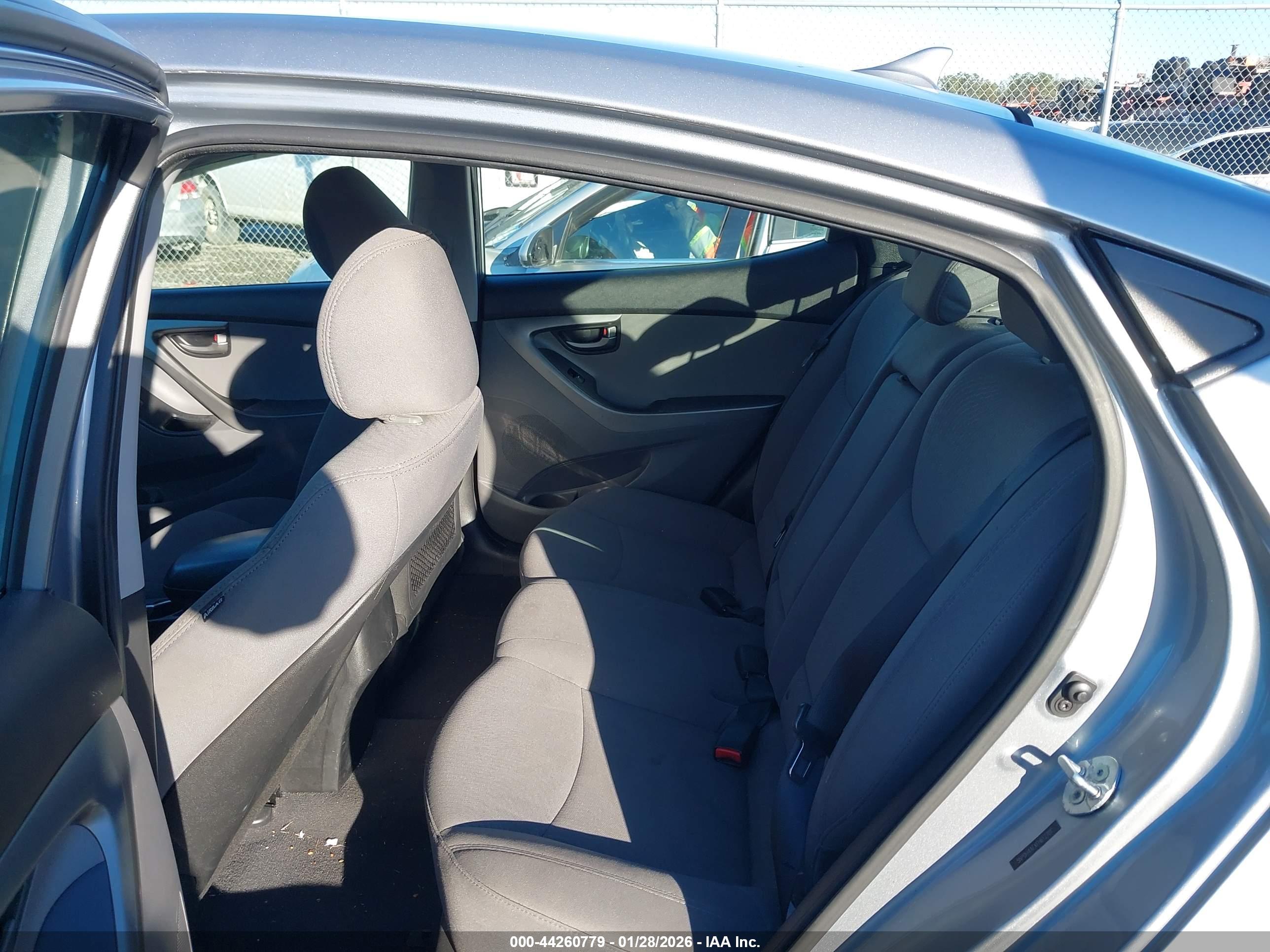 HYUNDAI ELANTRA image 8