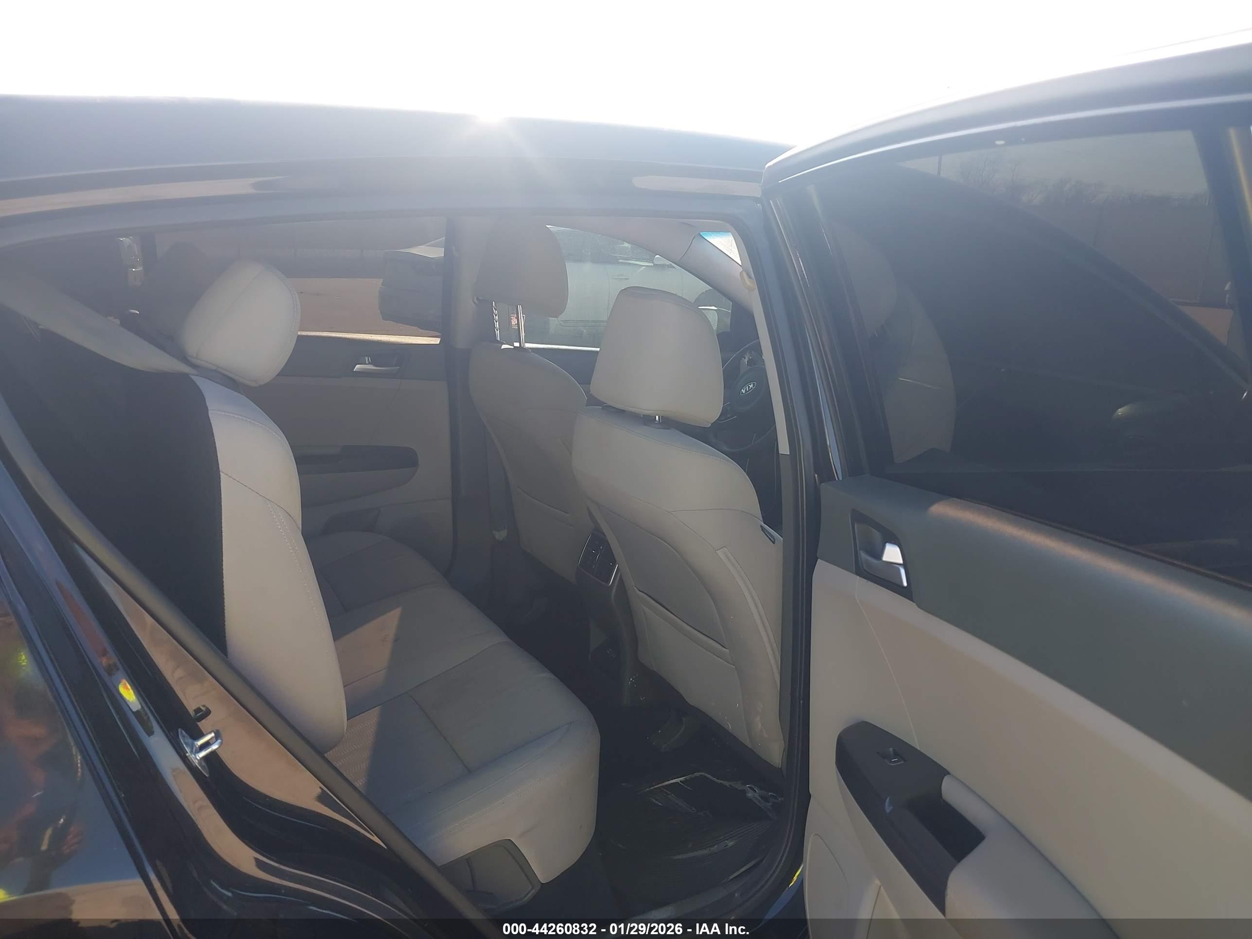 KIA SPORTAGE image 8