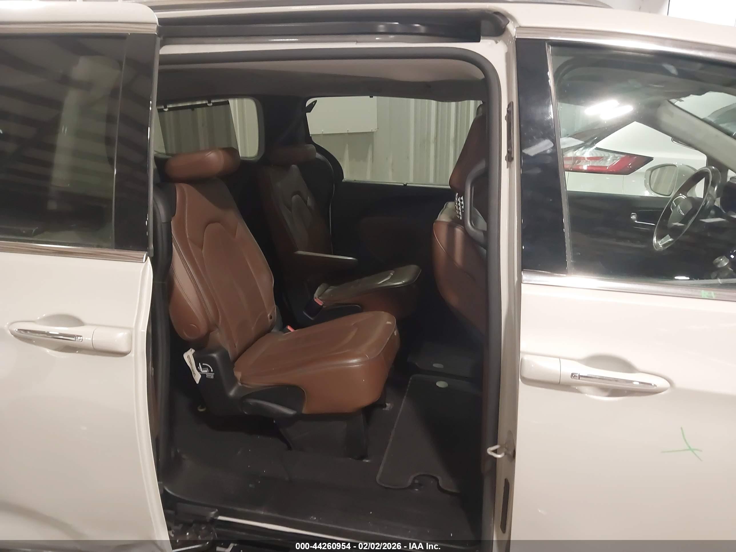 CHRYSLER PACIFICA image 8