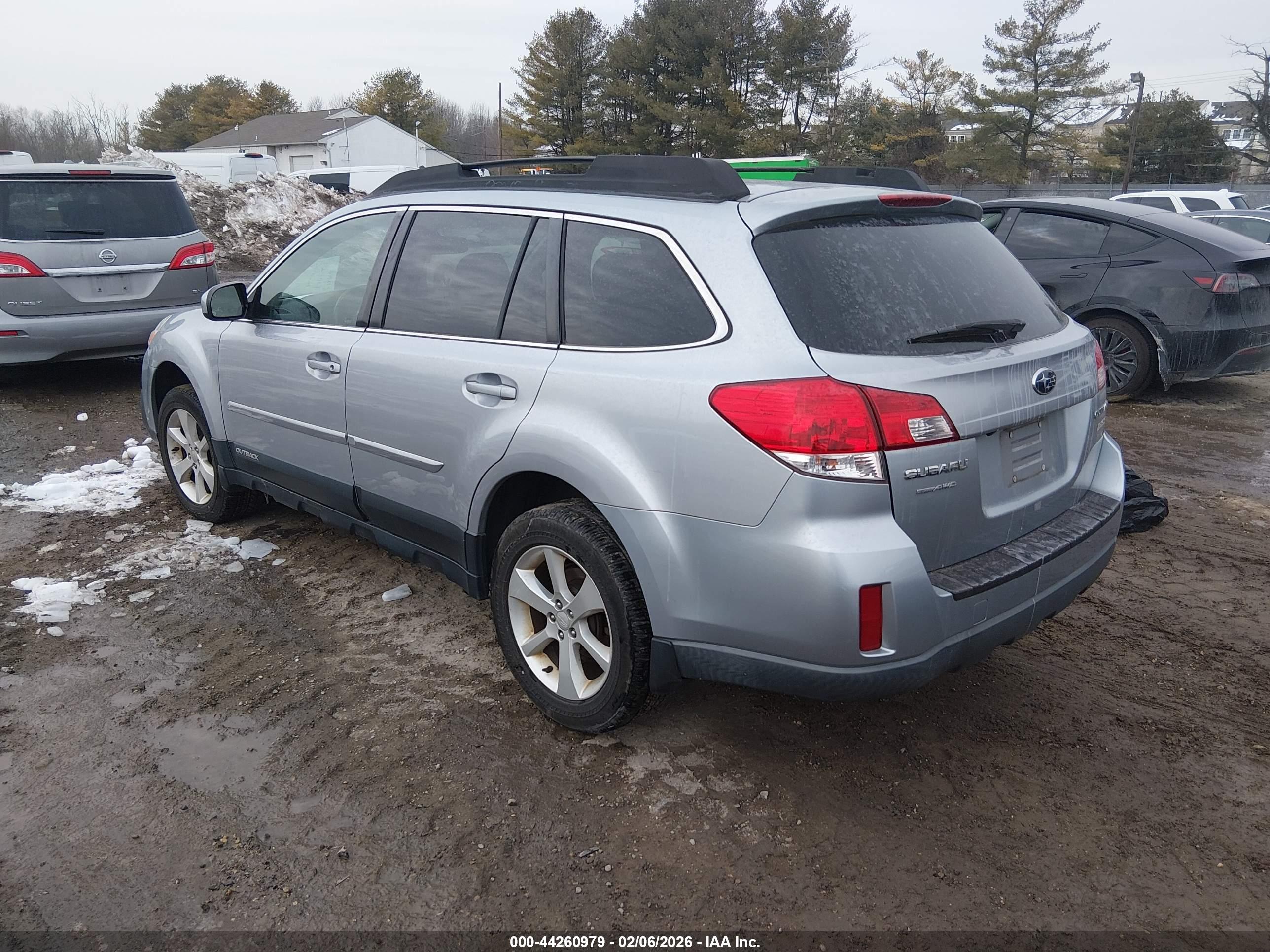 SUBARU OUTBACK image 3