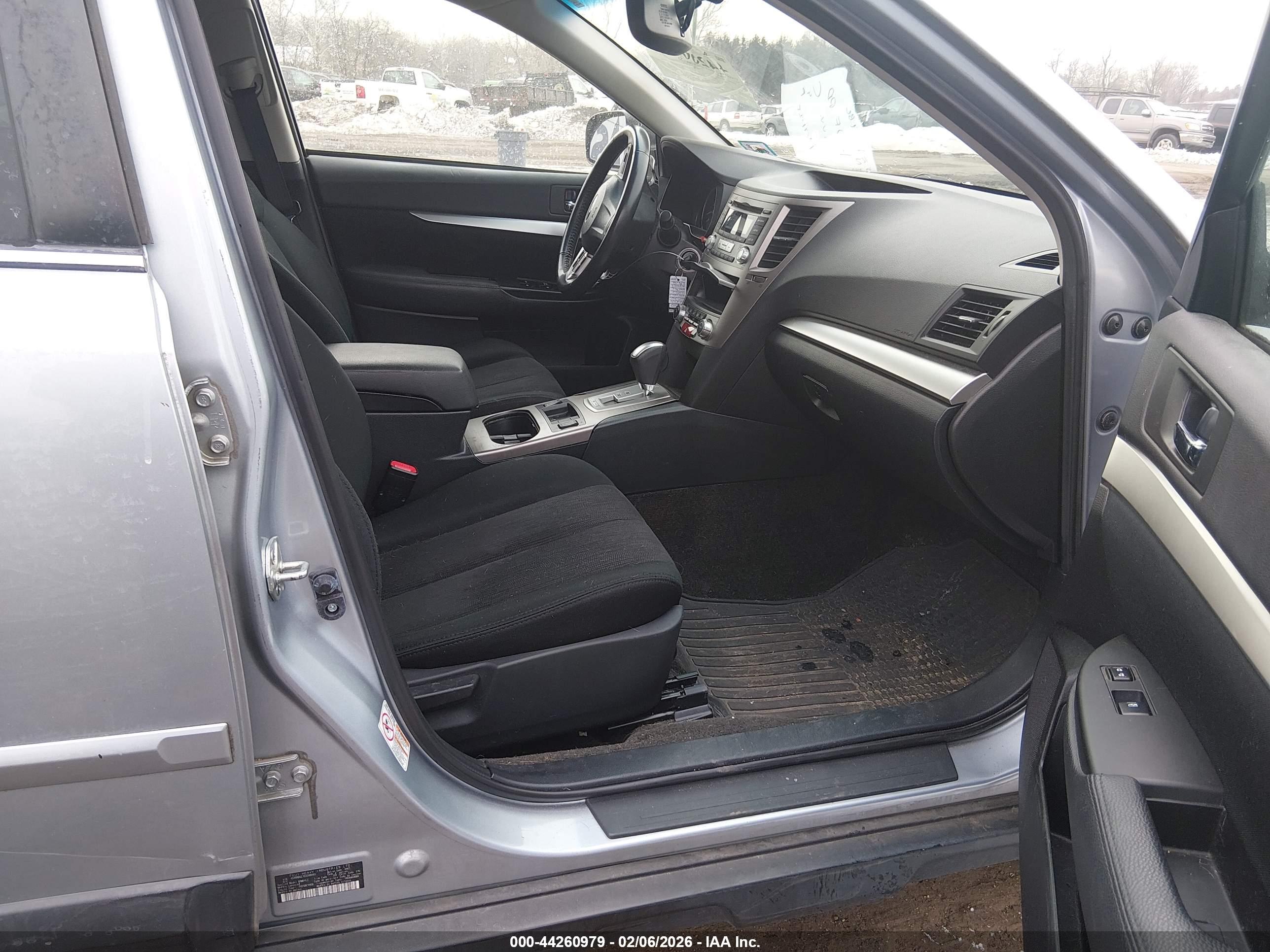 SUBARU OUTBACK image 5