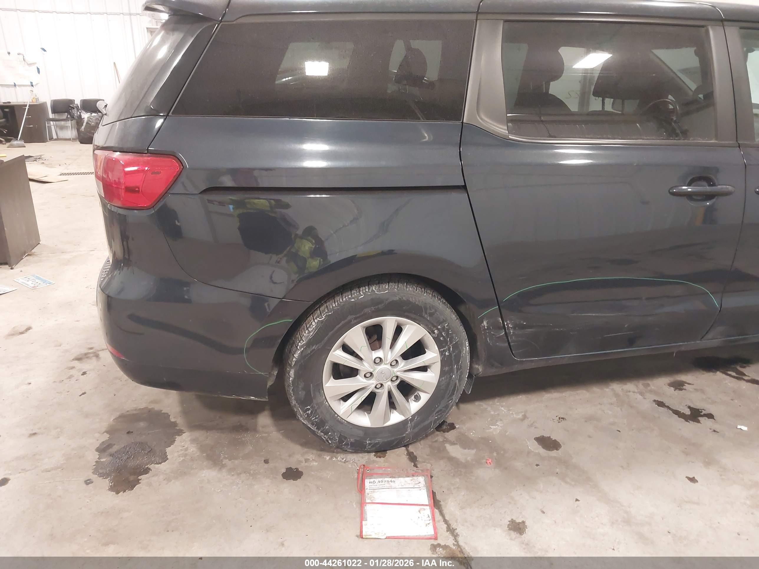 KIA SEDONA image 6