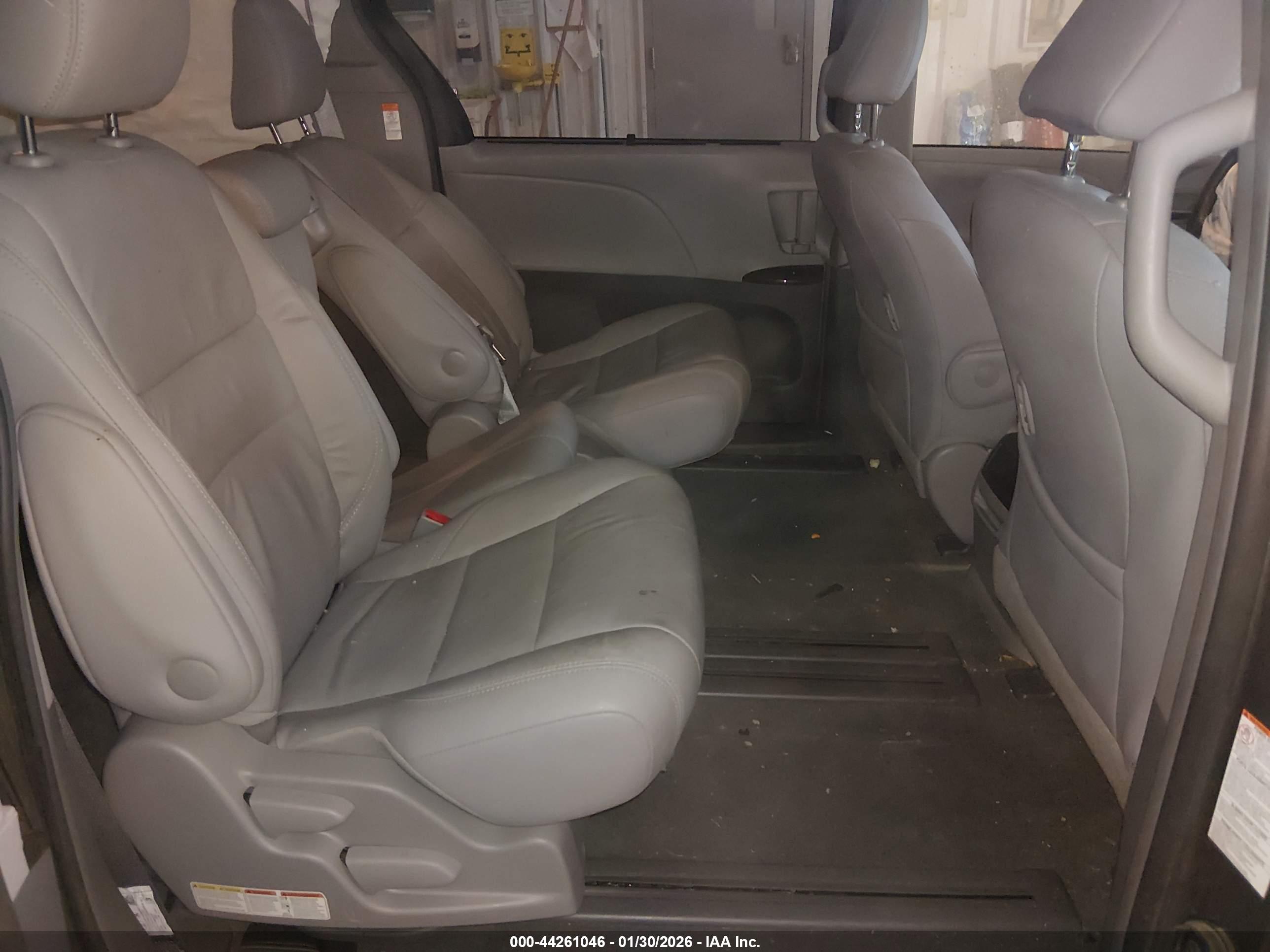 TOYOTA SIENNA image 8