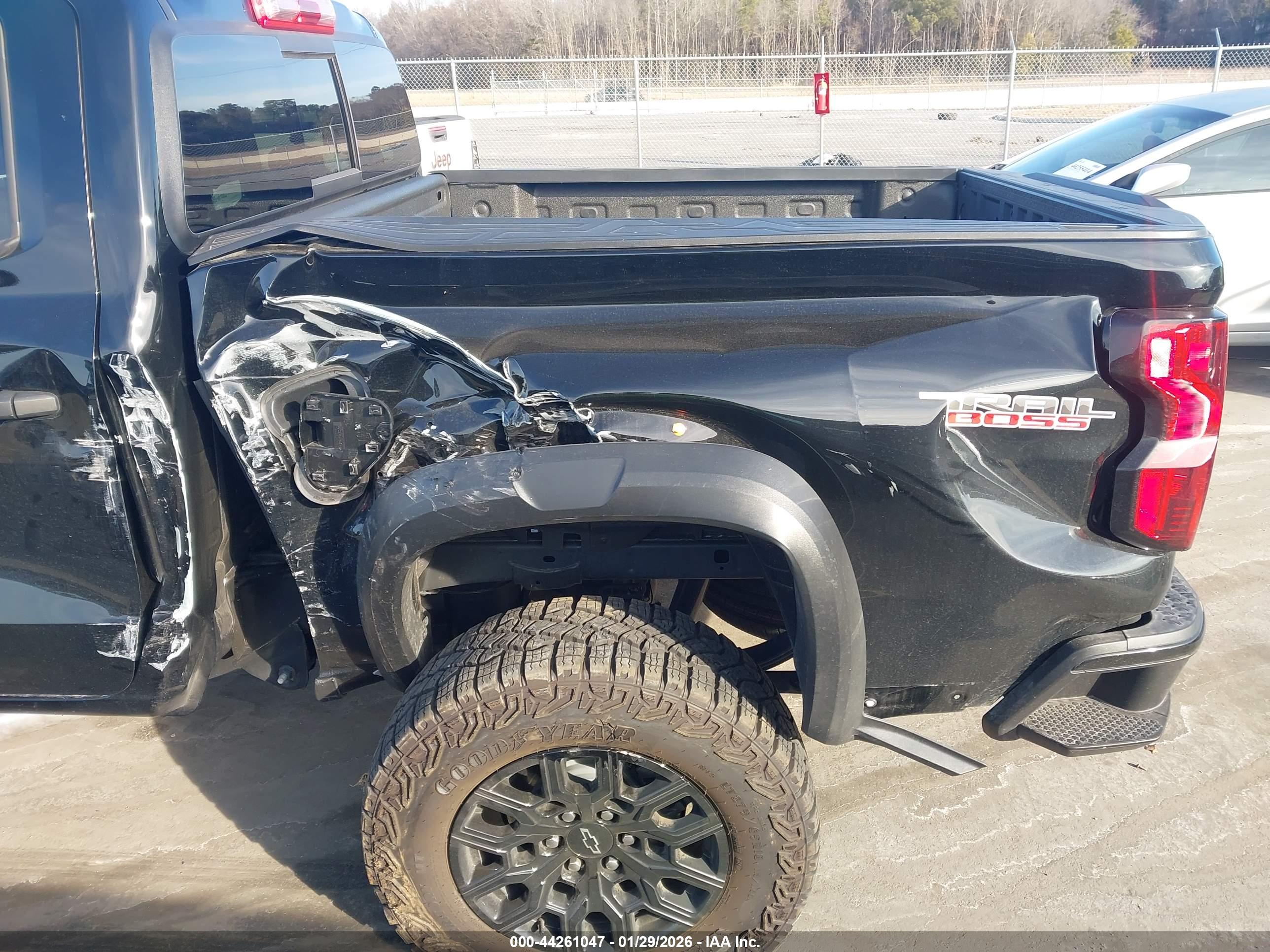 CHEVROLET COLORADO image 6