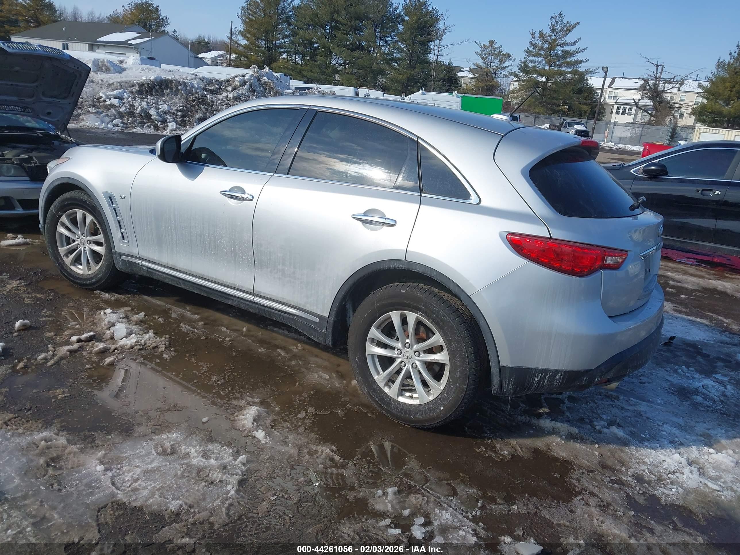 INFINITI QX70 image 3