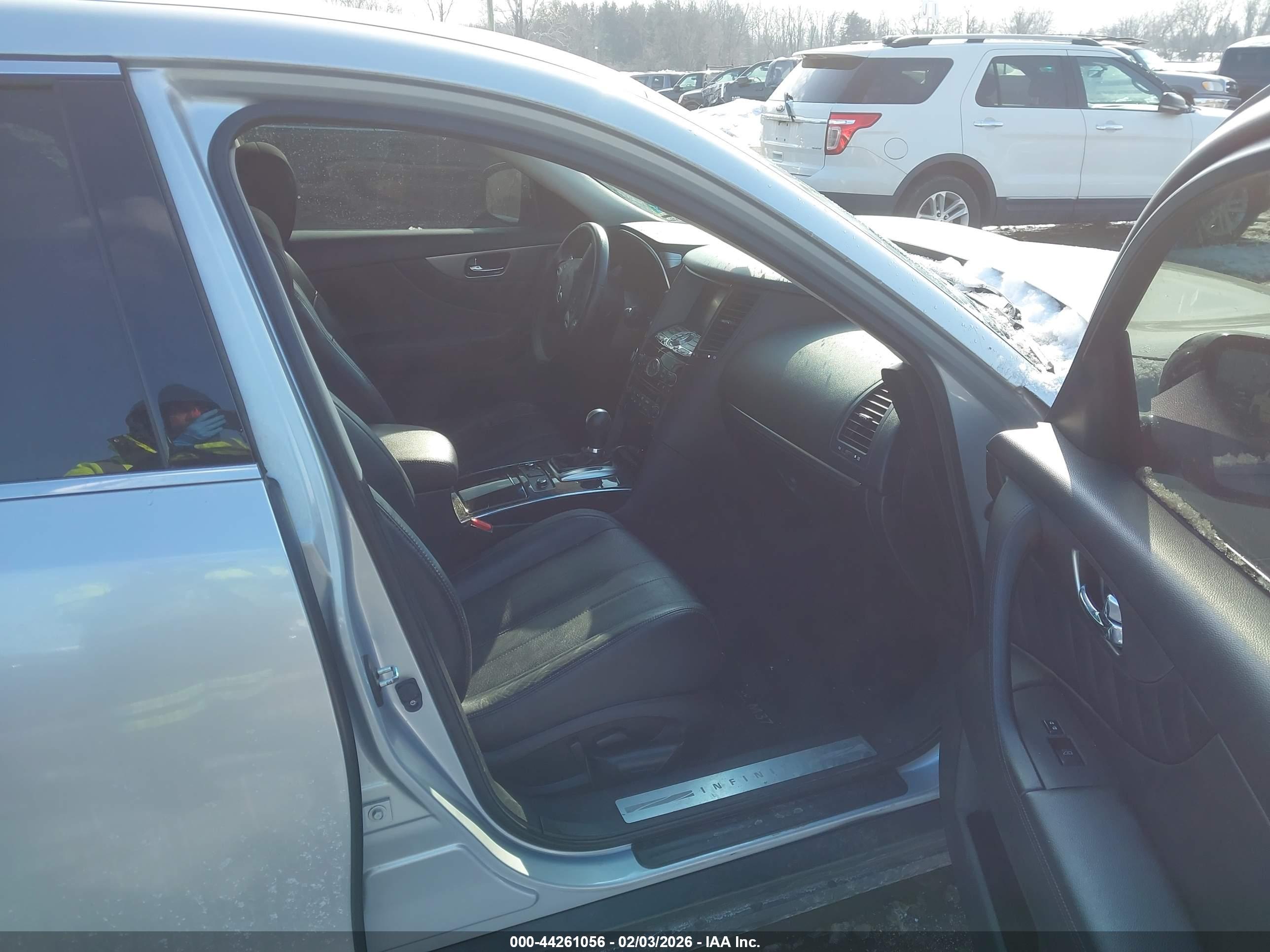 INFINITI QX70 image 5