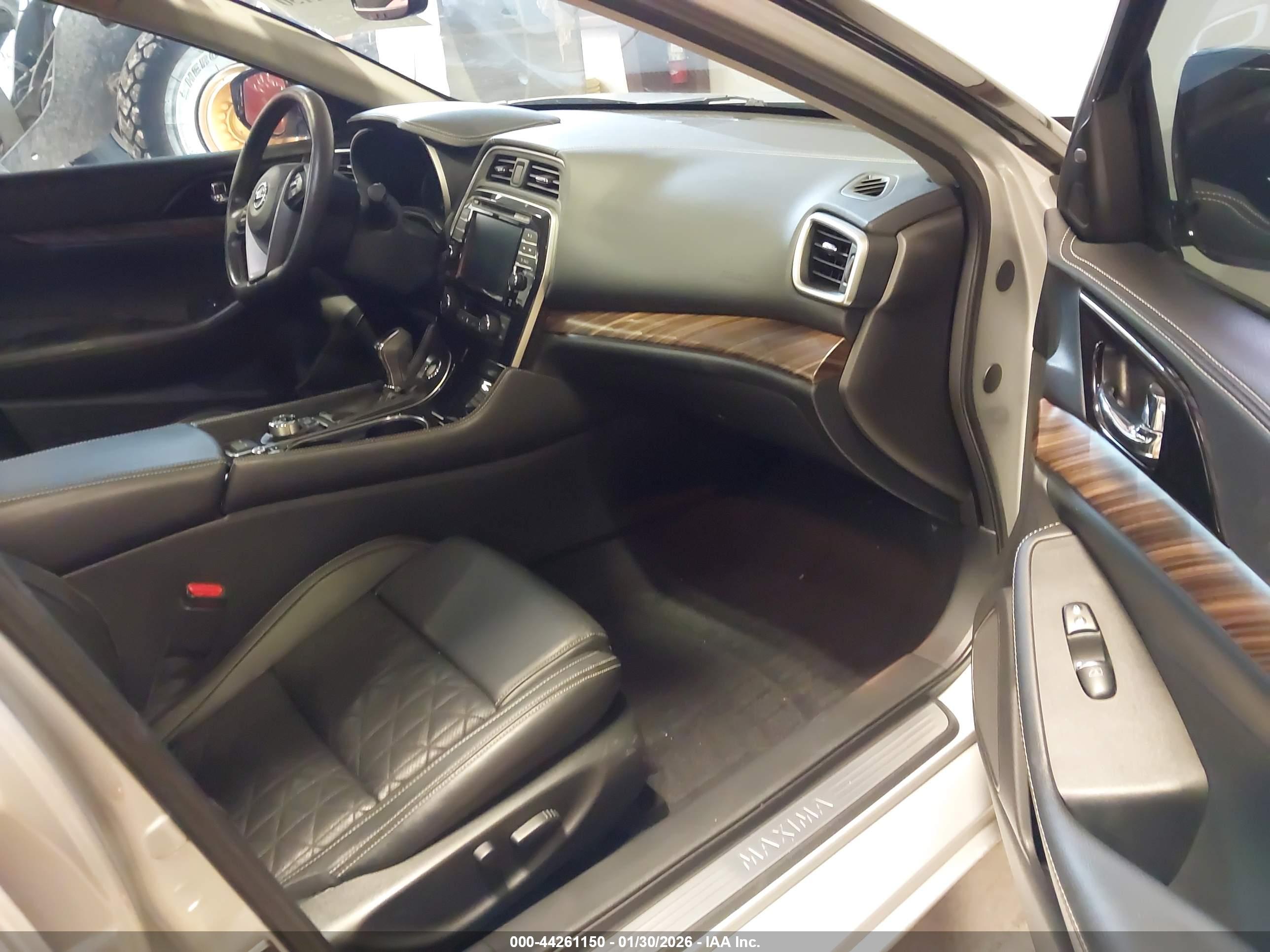 NISSAN MAXIMA image 5