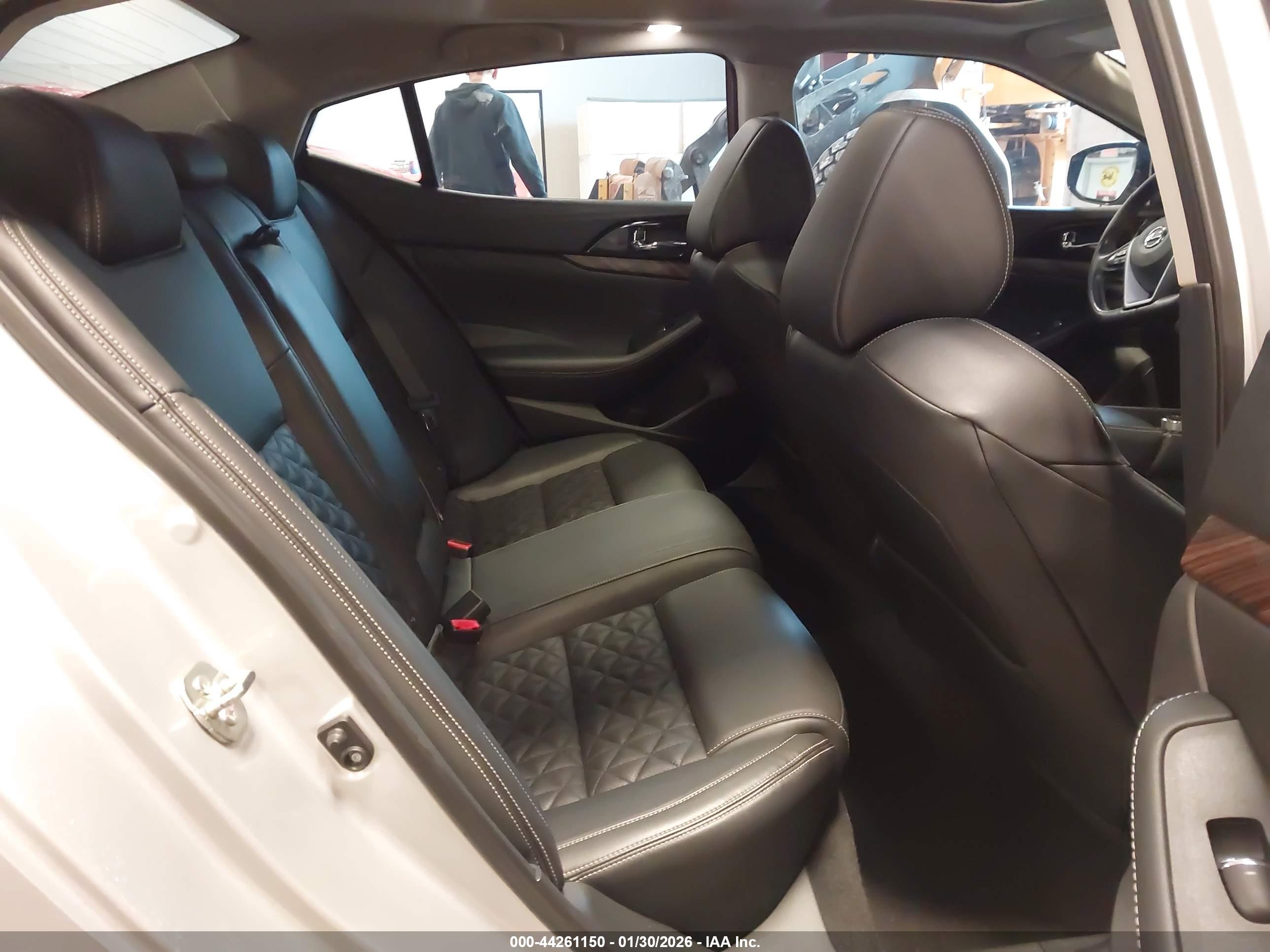 NISSAN MAXIMA image 8