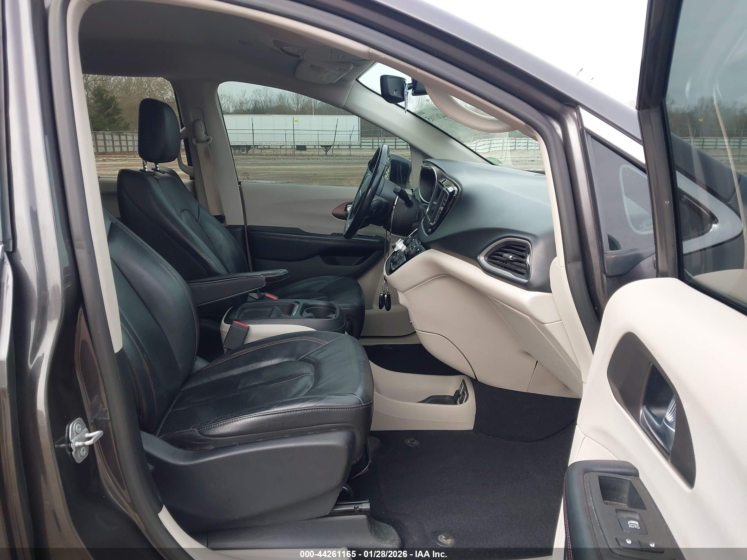 CHRYSLER PACIFICA image 5