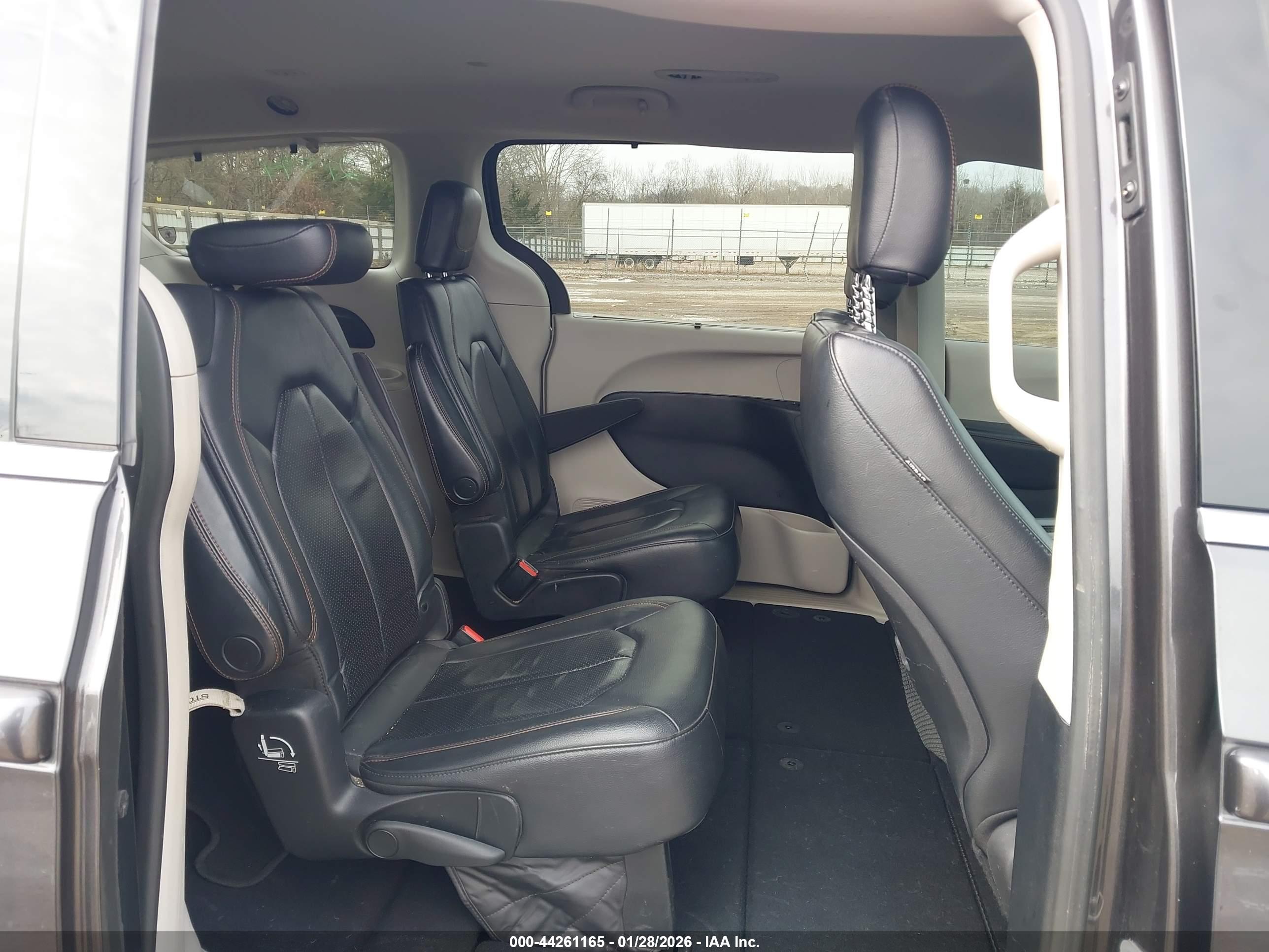 CHRYSLER PACIFICA image 8