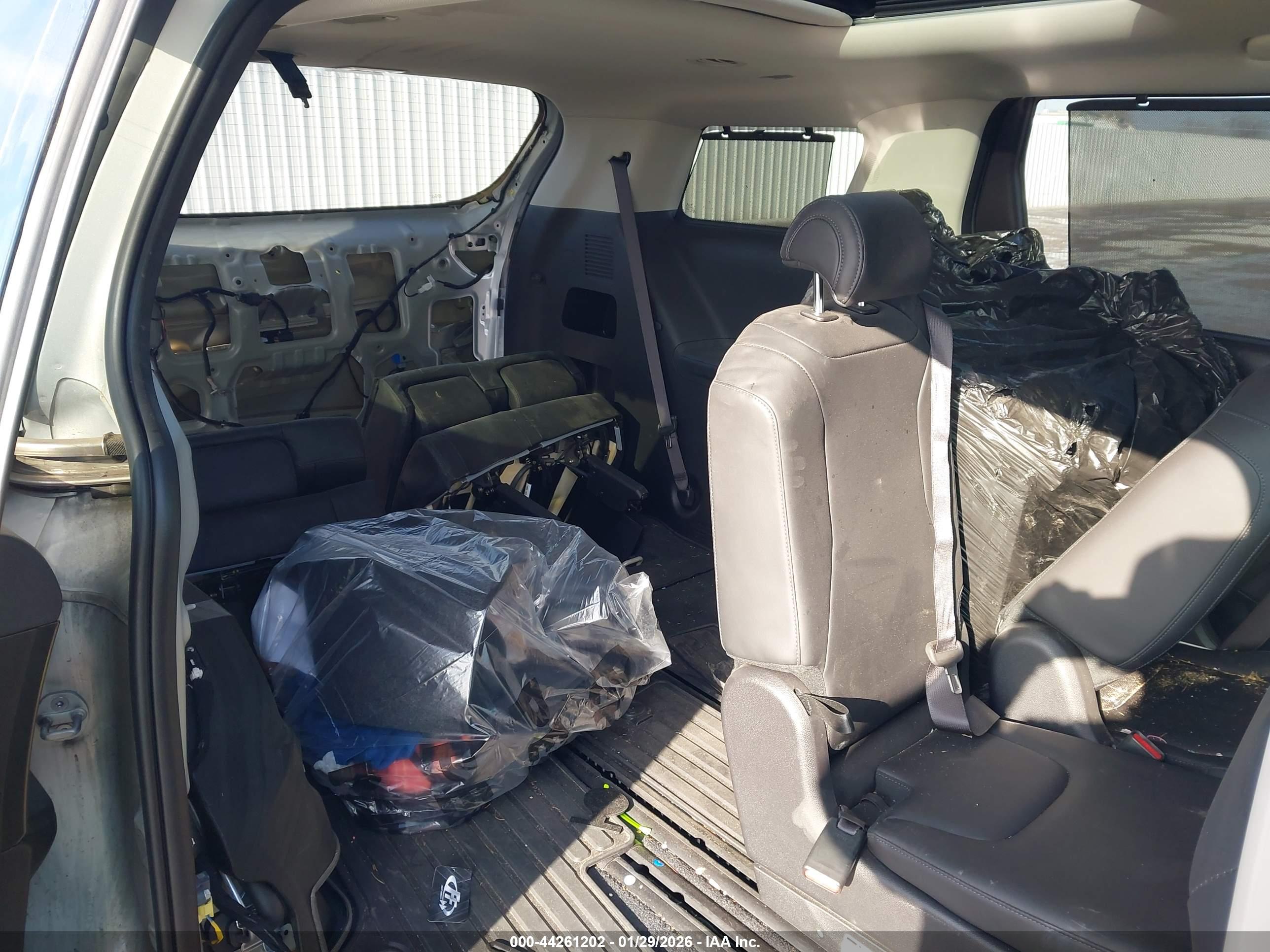 KIA CARNIVAL image 8