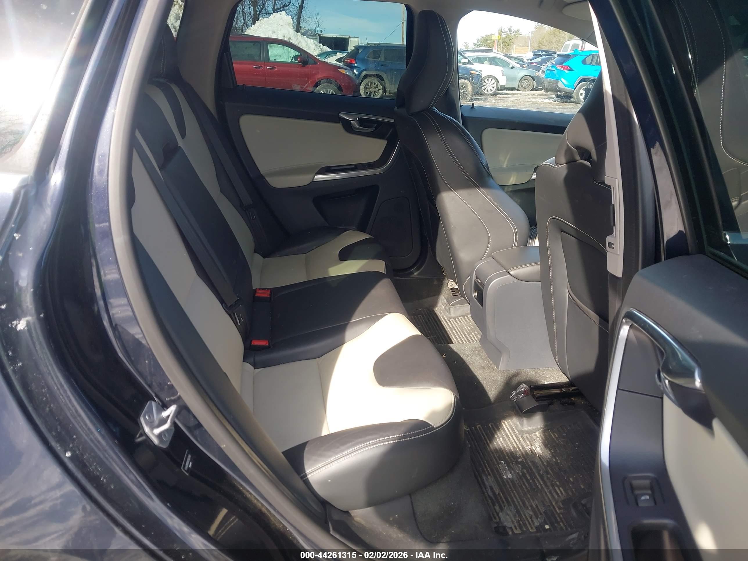 VOLVO XC60 image 8