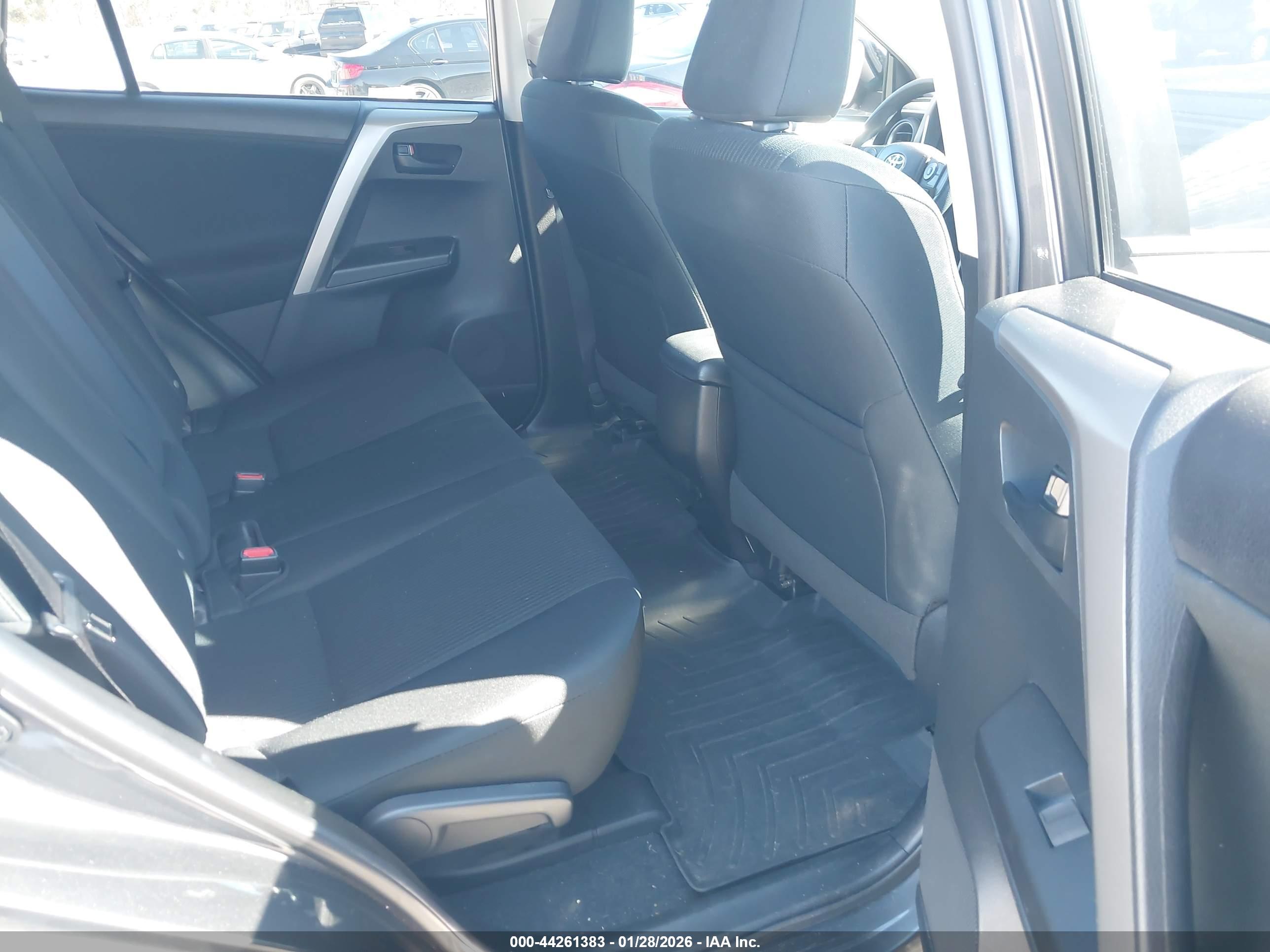 TOYOTA RAV4 image 8