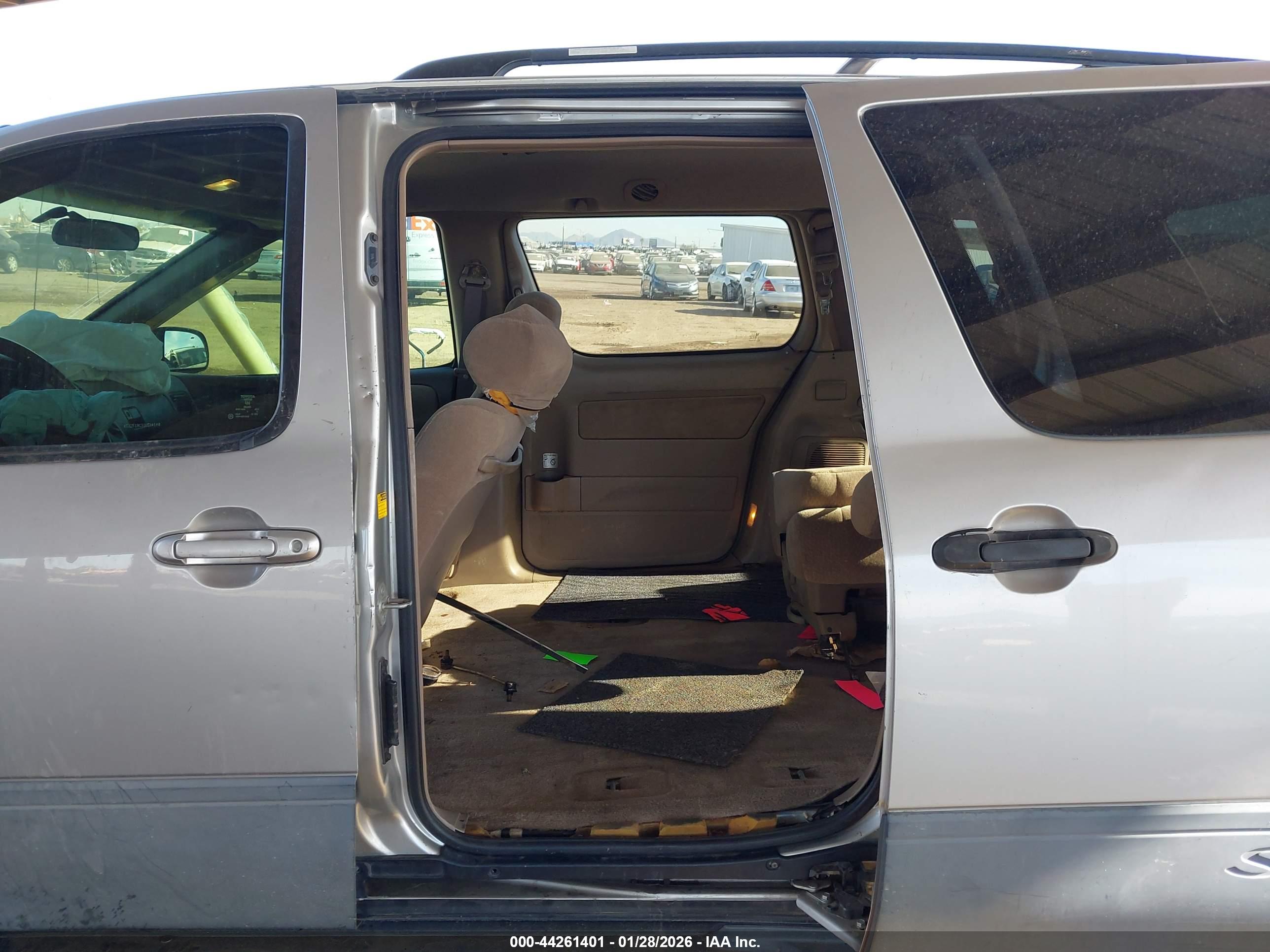 TOYOTA SIENNA image 8