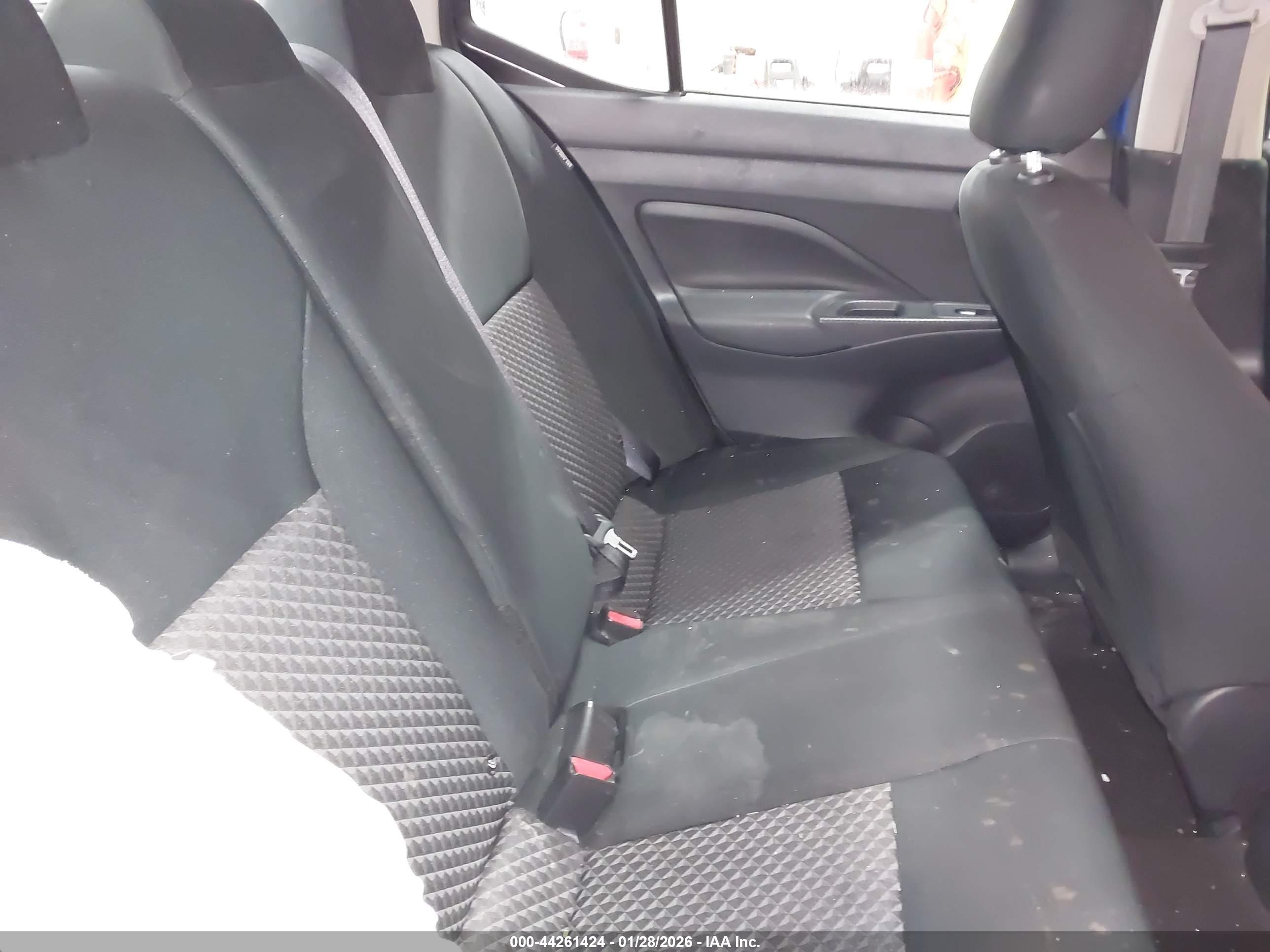 NISSAN VERSA image 8