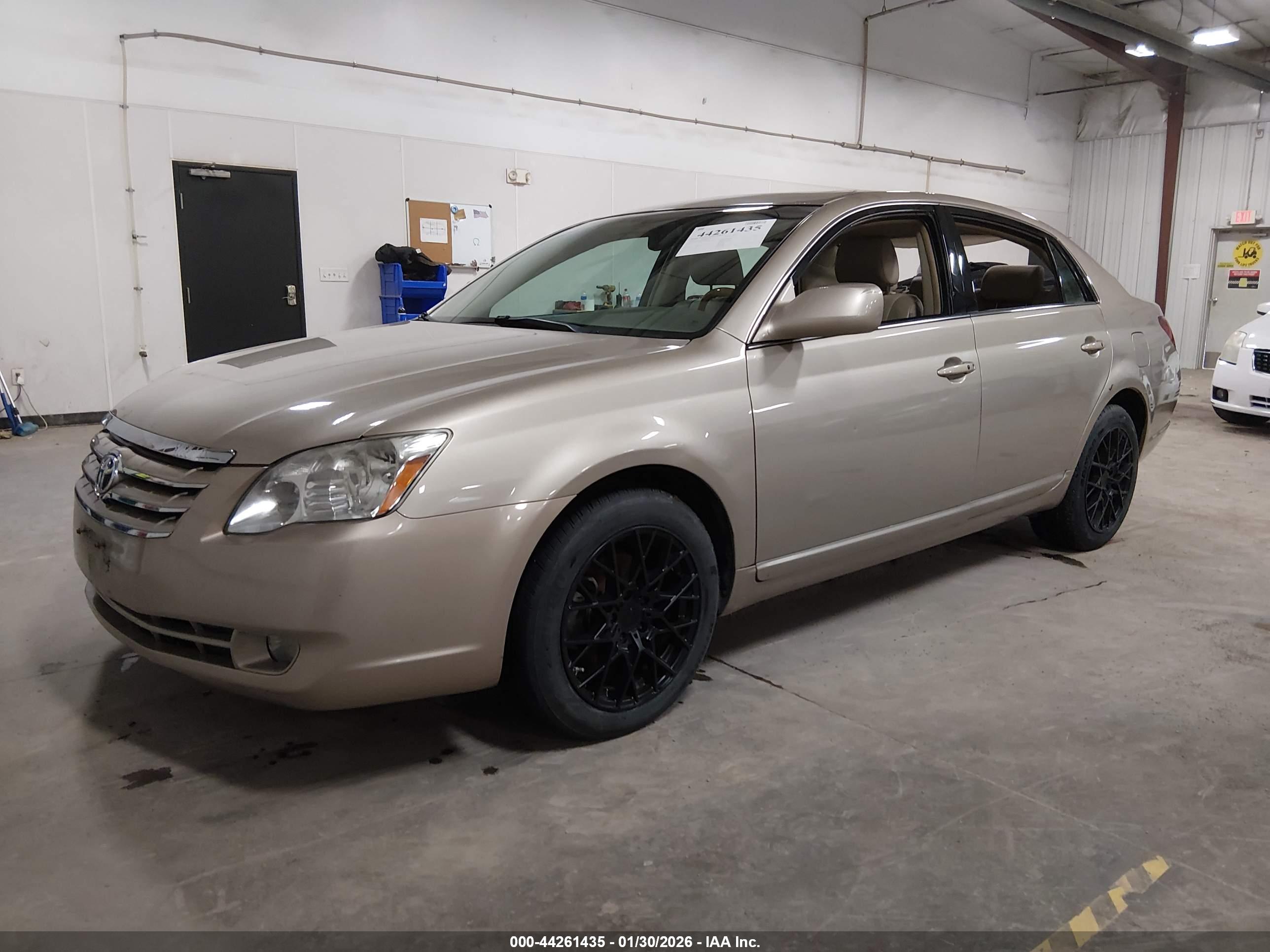 TOYOTA AVALON image 2