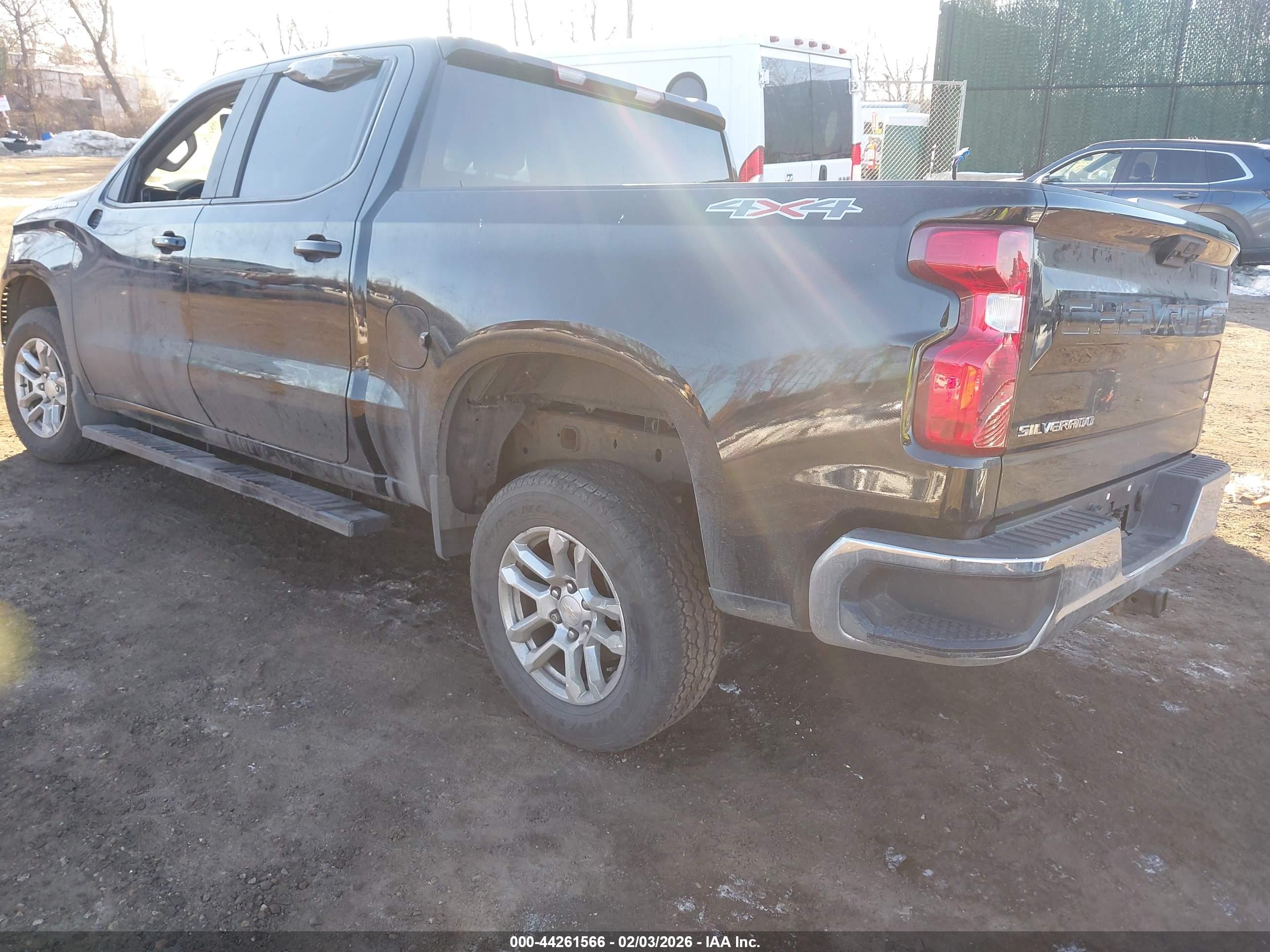 CHEVROLET SILVERADO image 3