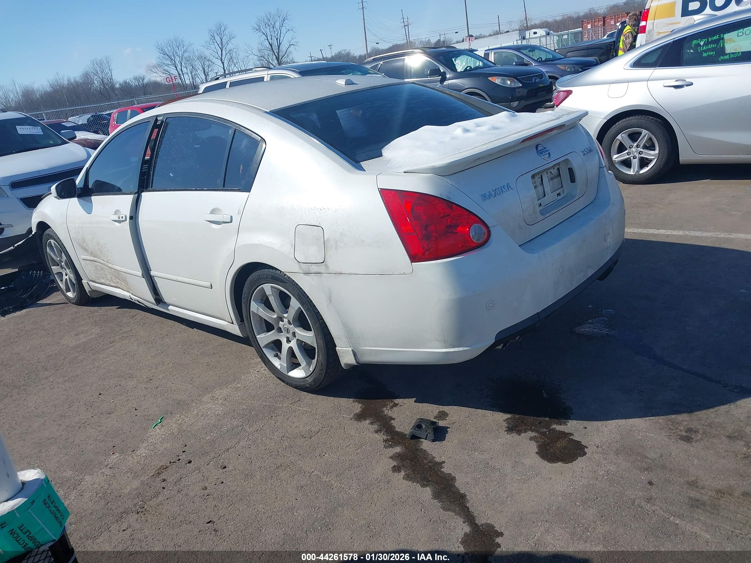 NISSAN MAXIMA image 3