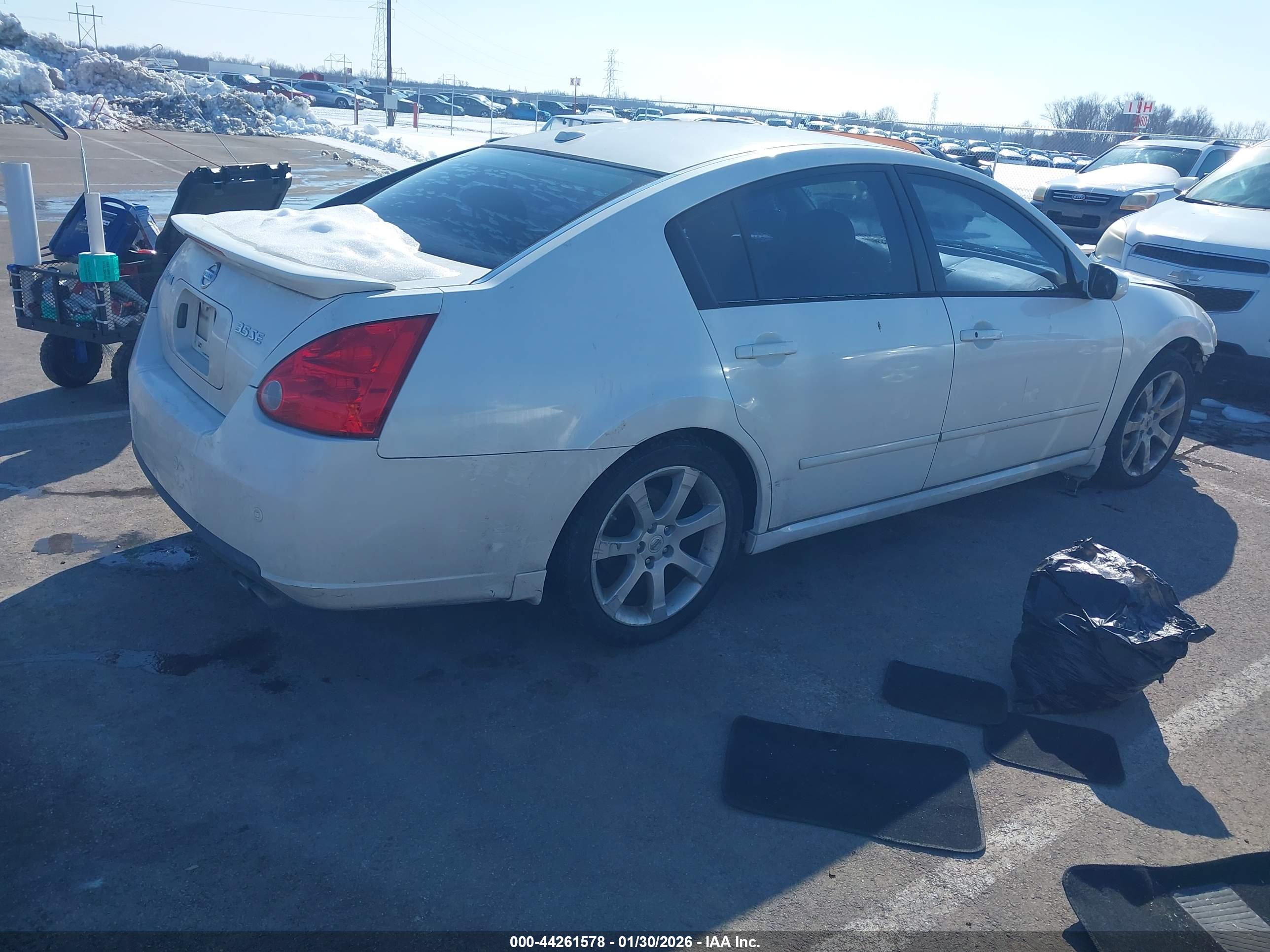 NISSAN MAXIMA image 4