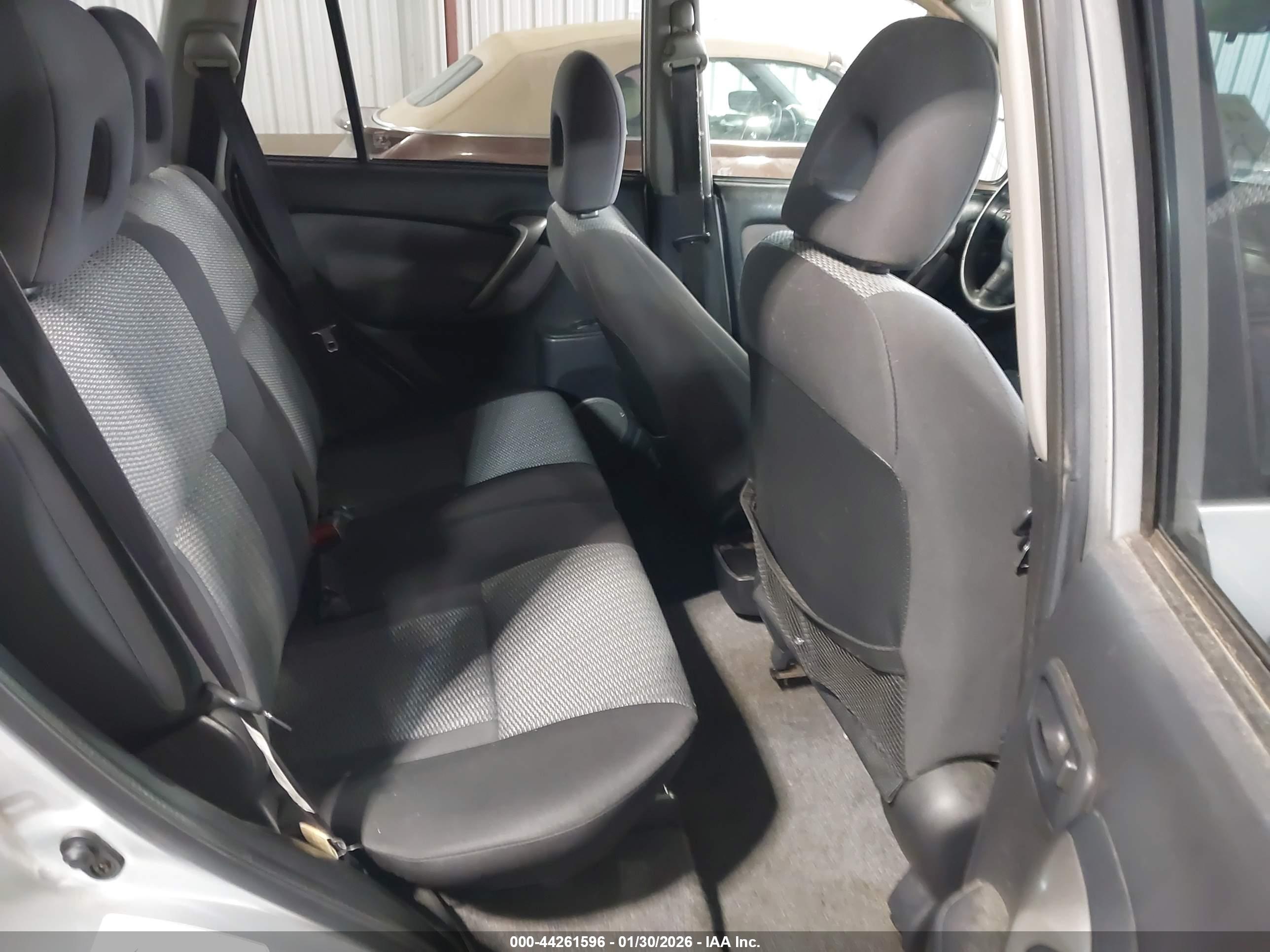 TOYOTA RAV4 image 8
