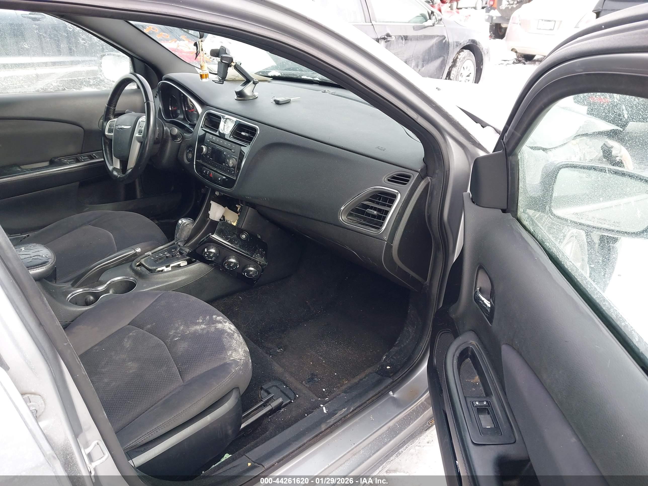 CHRYSLER 200 image 5