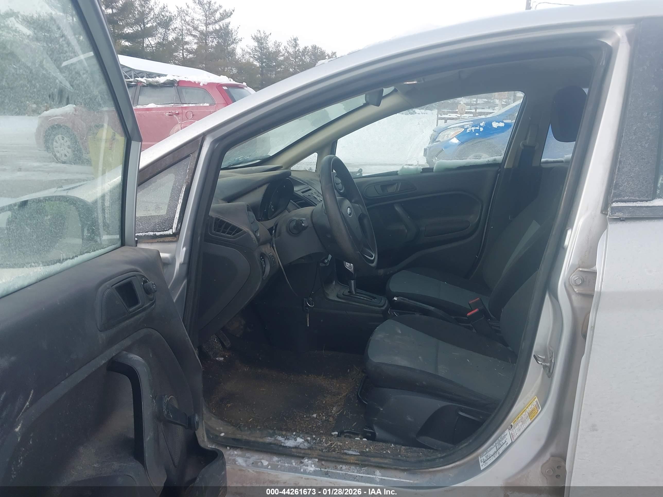 FORD FIESTA image 5