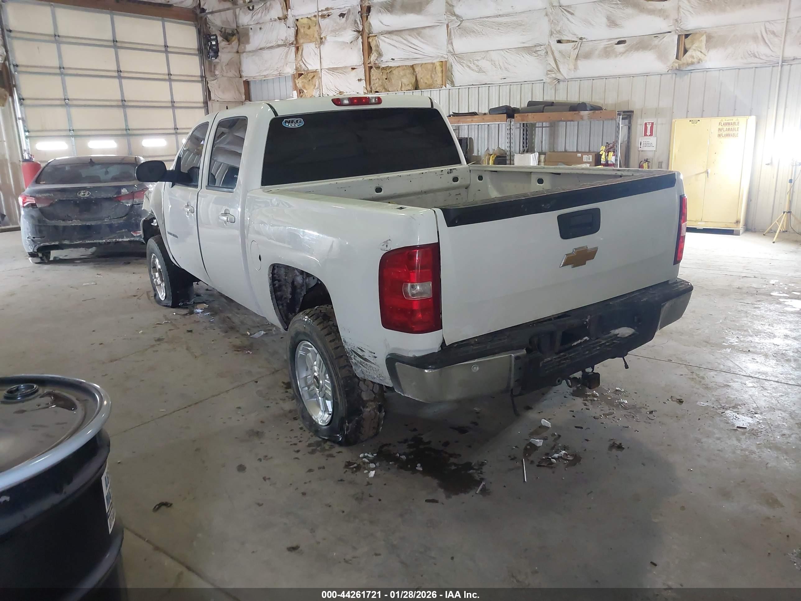 CHEVROLET SILVERADO image 3