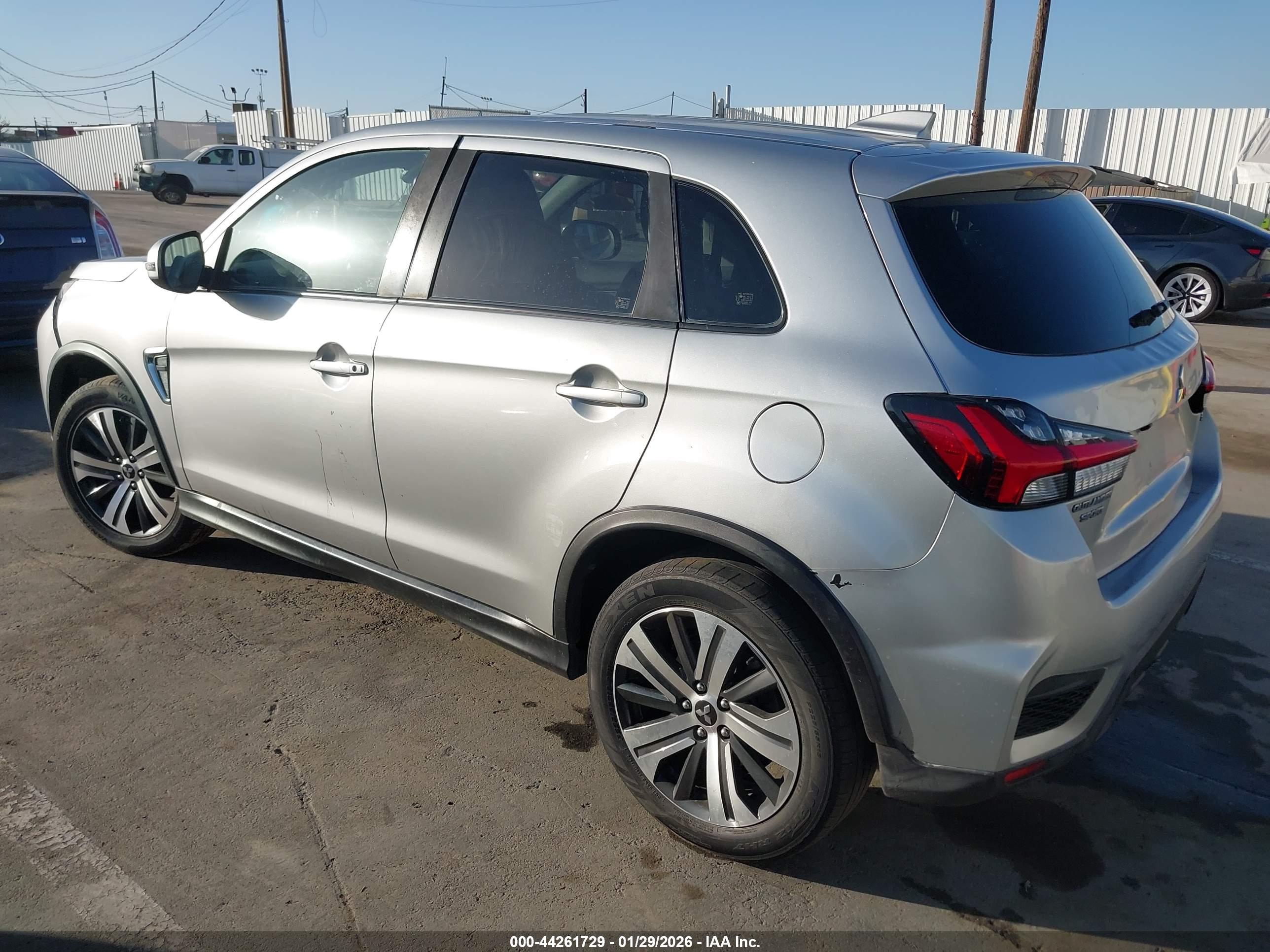 MITSUBISHI OUTLANDER image 3