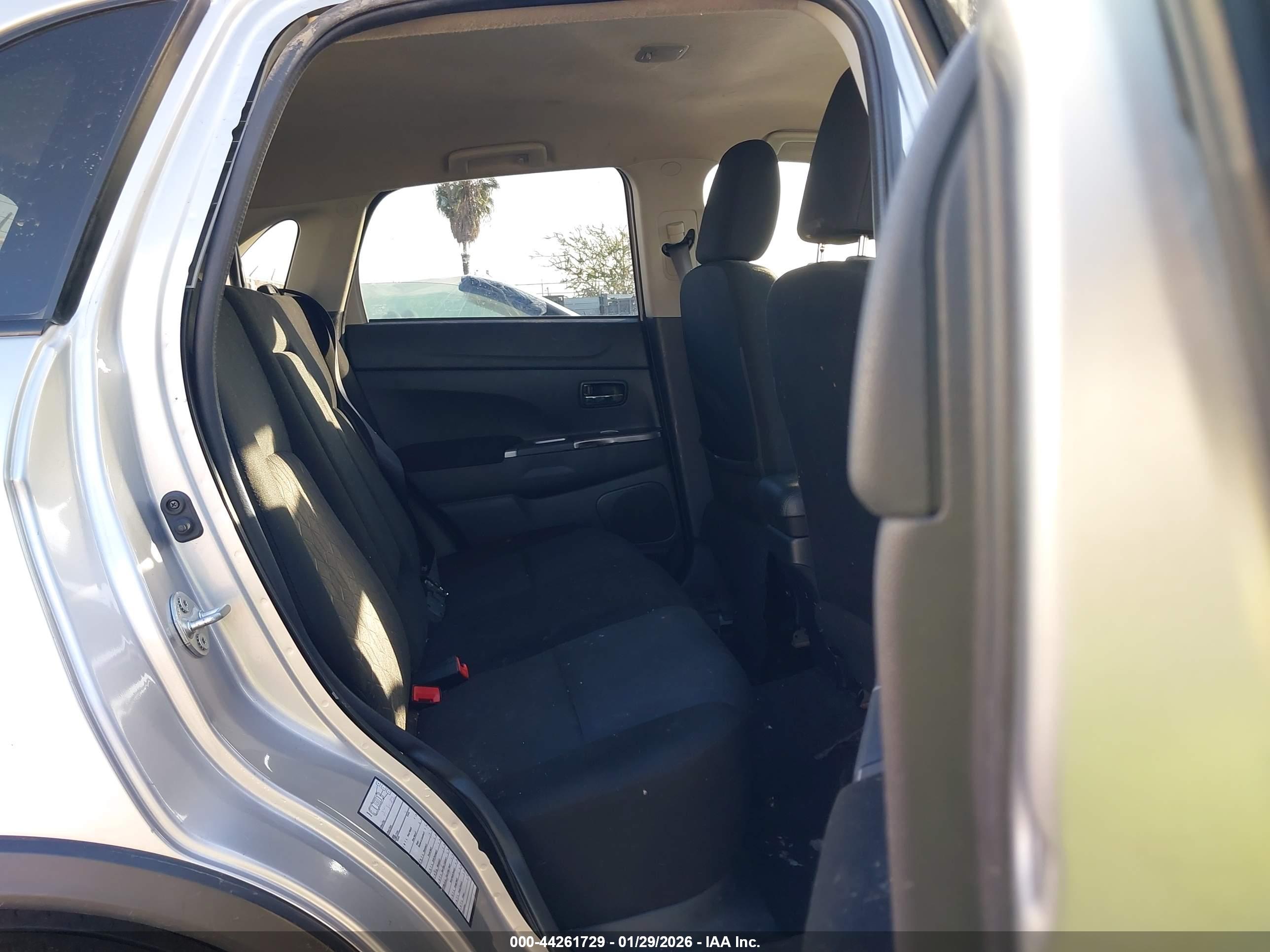 MITSUBISHI OUTLANDER image 8