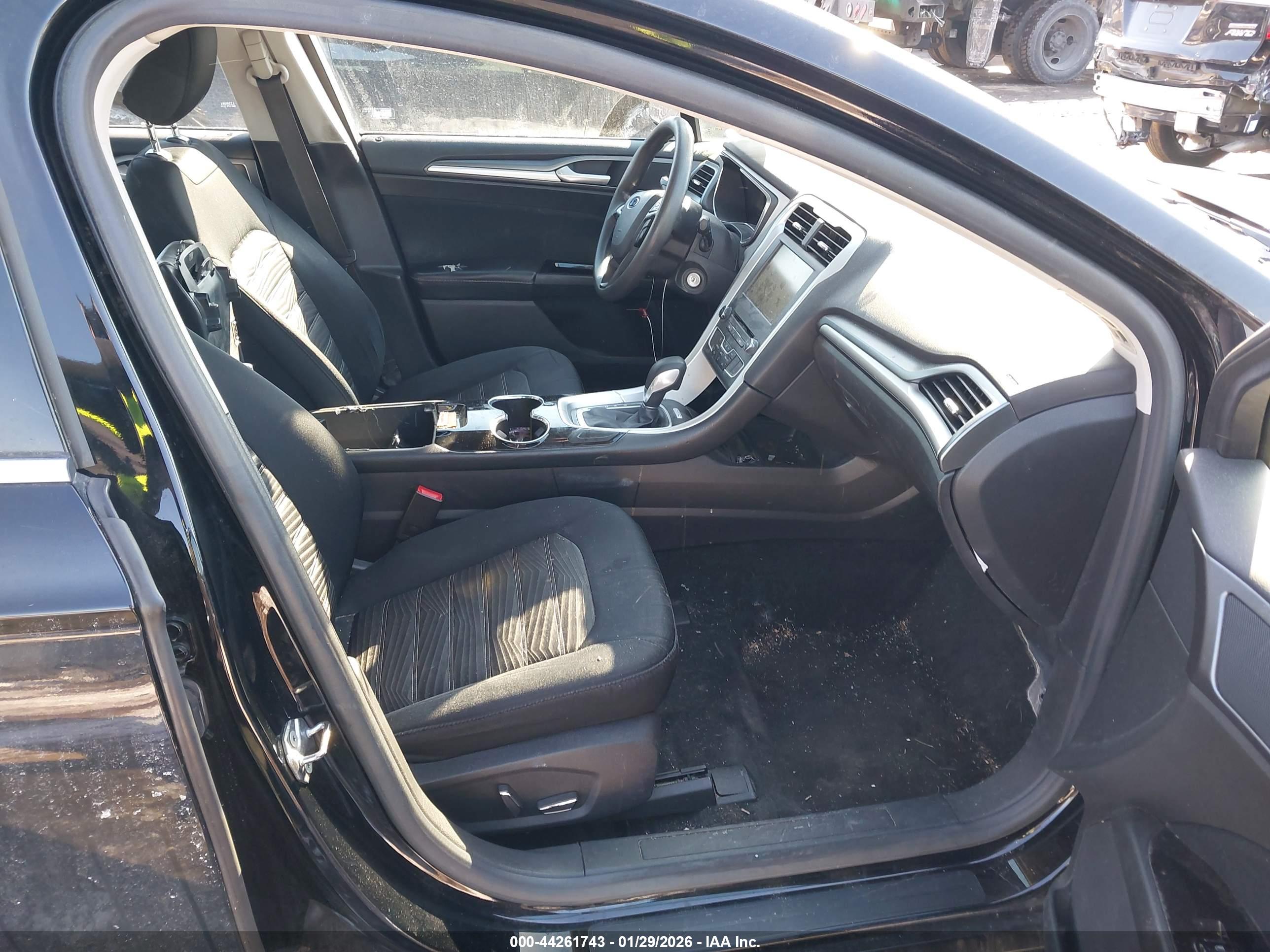 FORD FUSION image 5