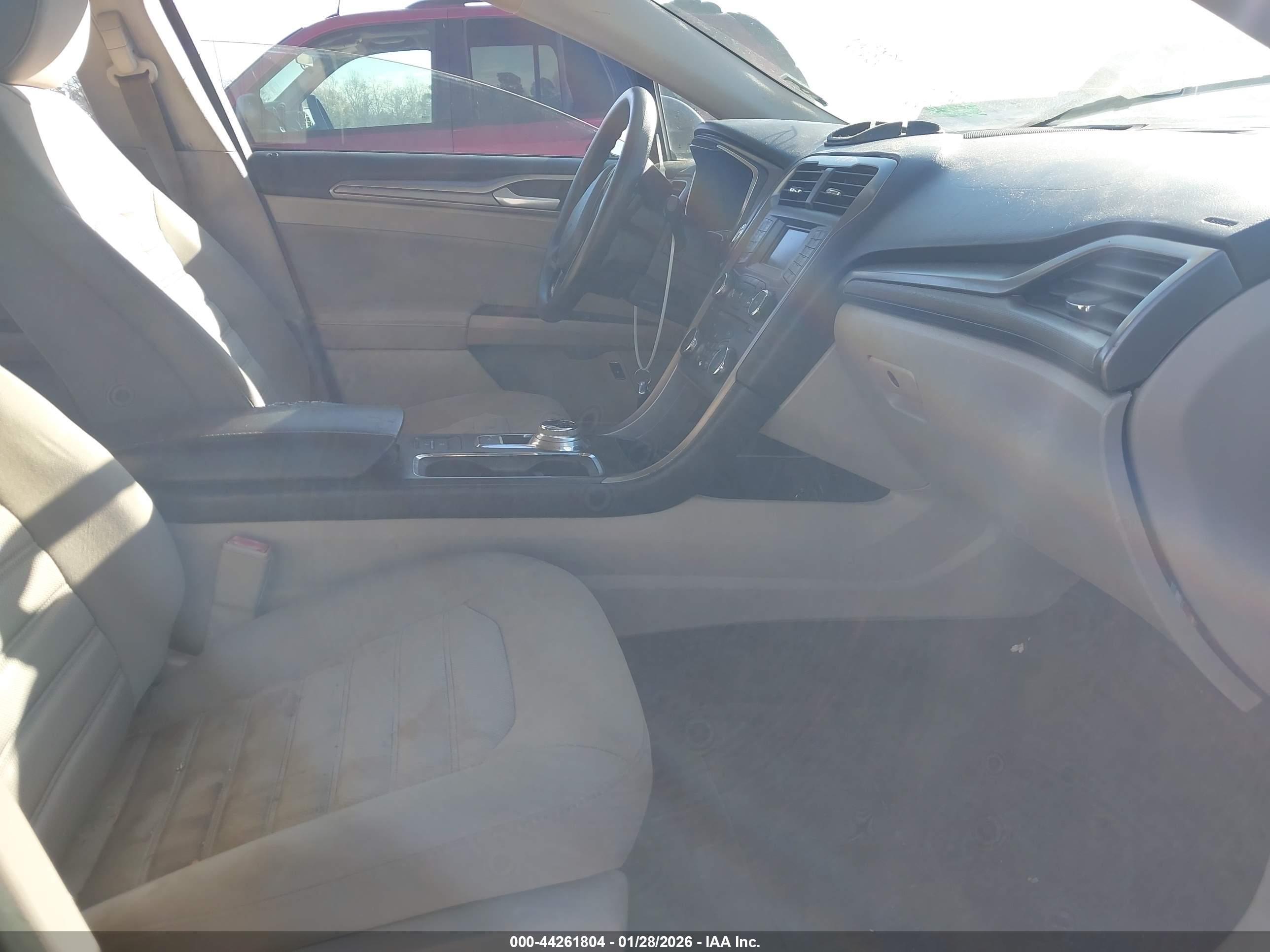 FORD FUSION image 5