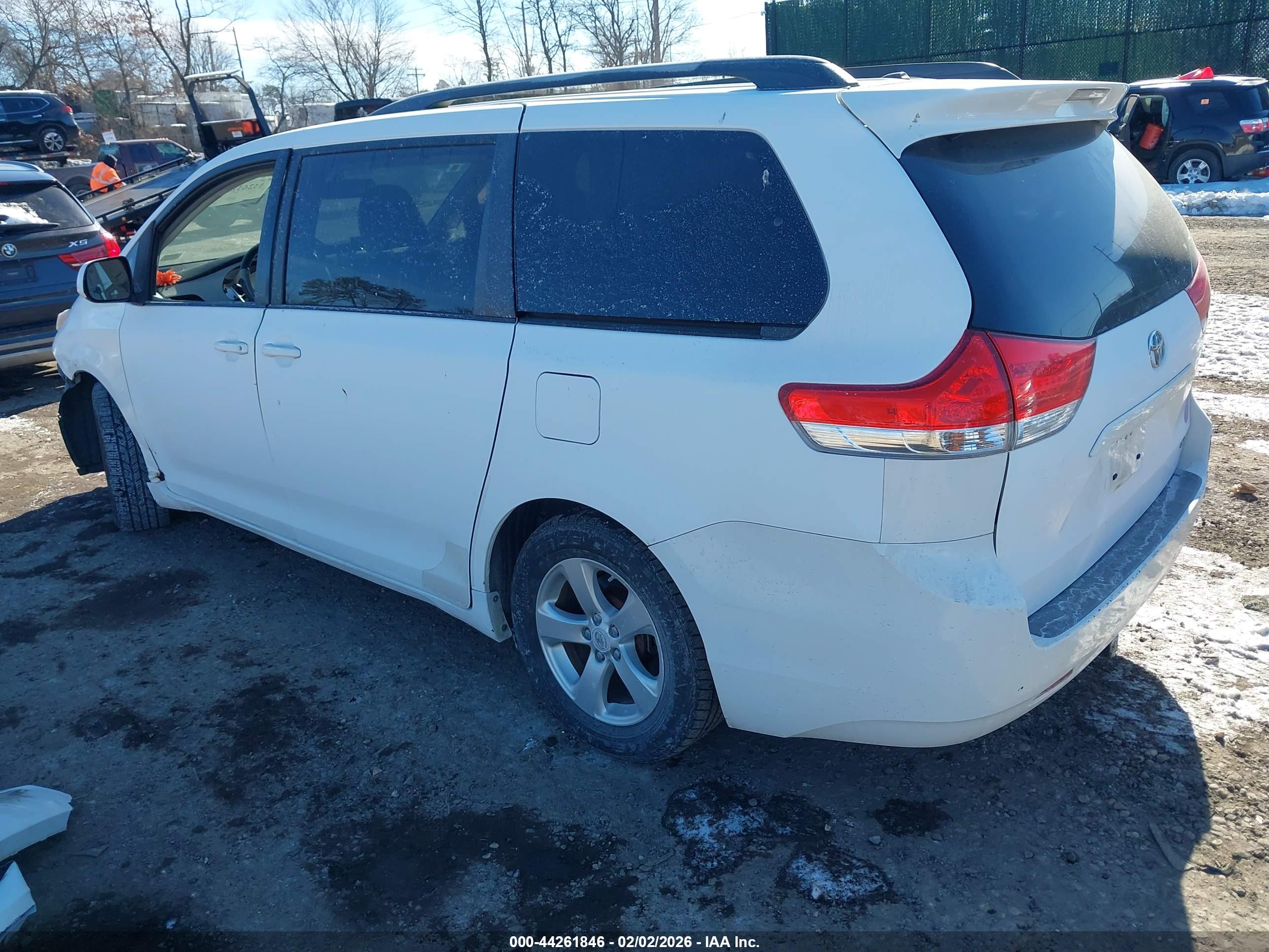 TOYOTA SIENNA image 3