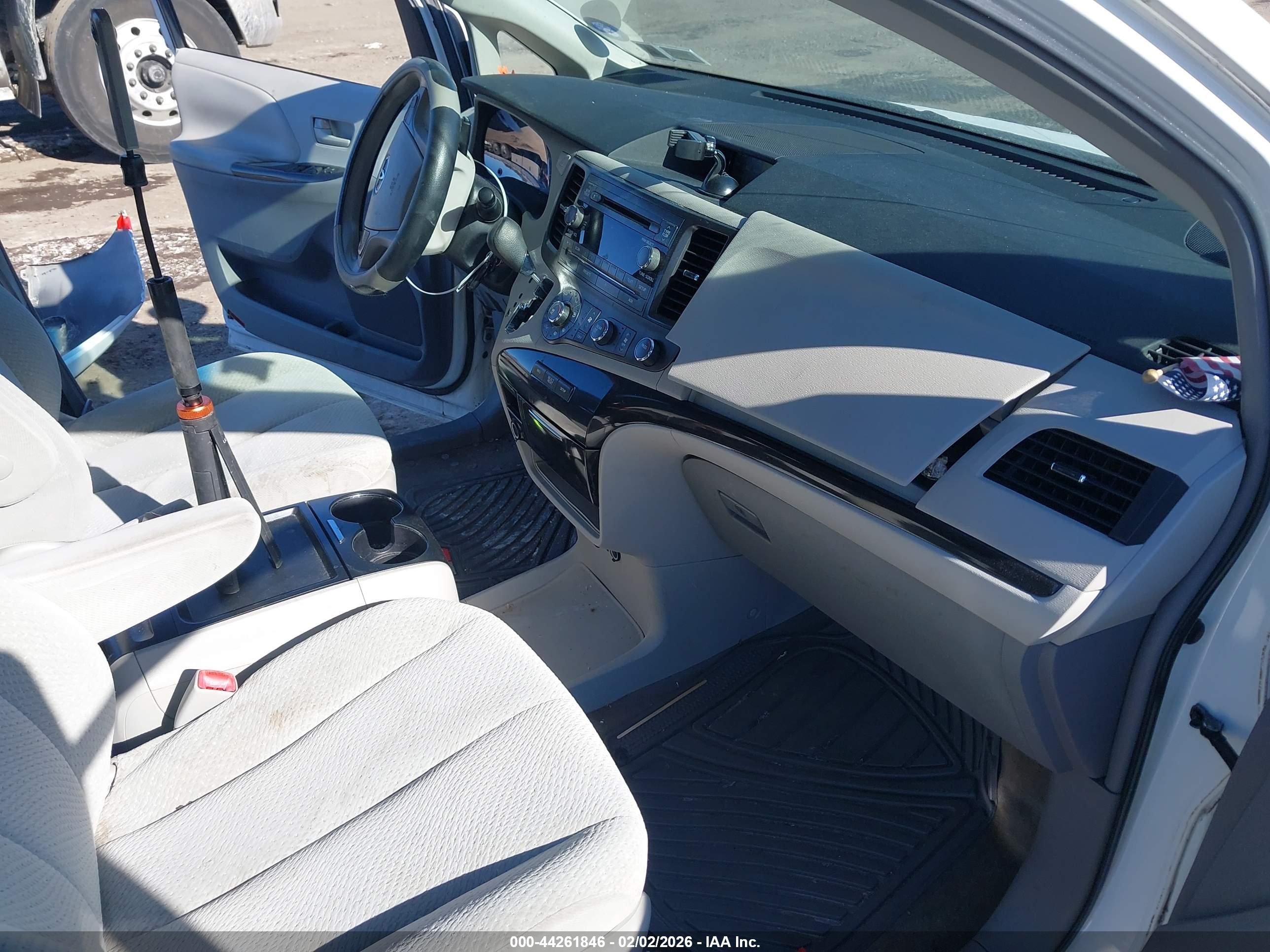 TOYOTA SIENNA image 5