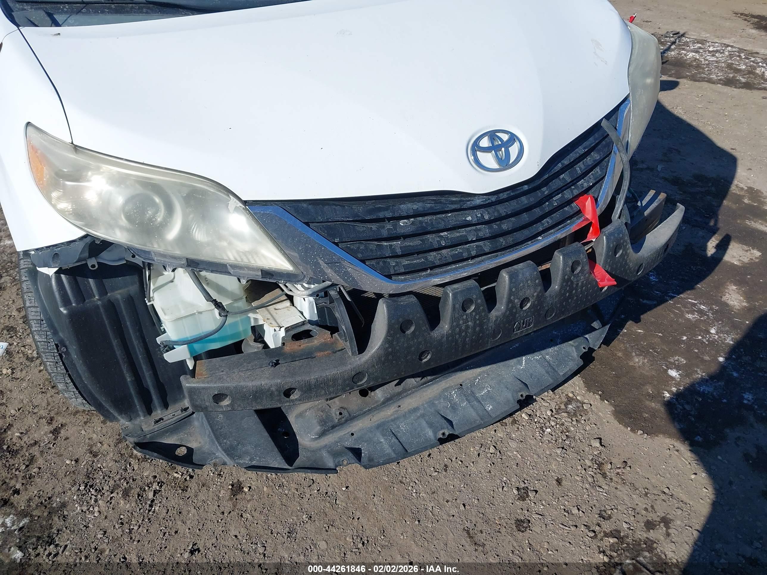 TOYOTA SIENNA image 6