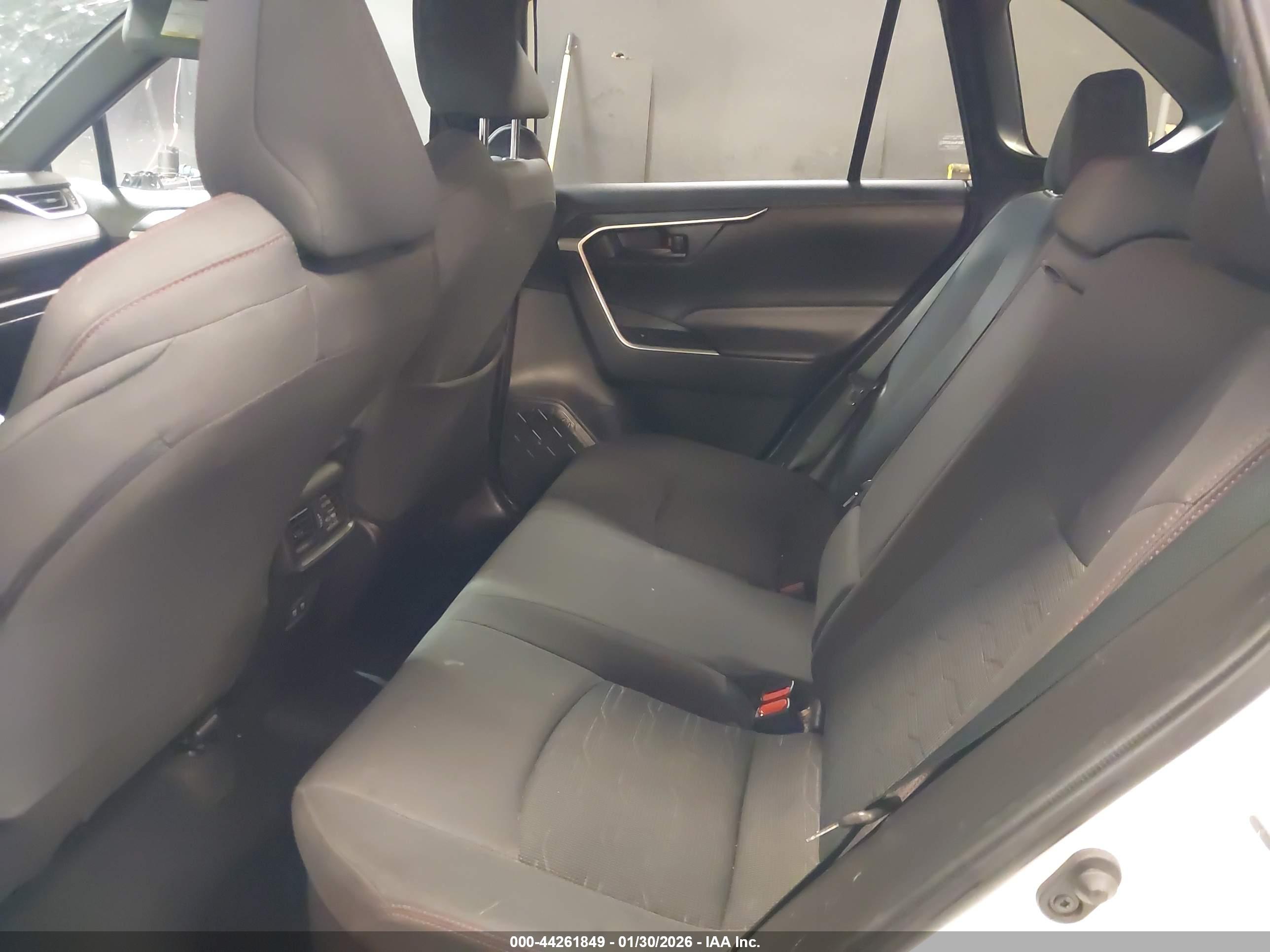 TOYOTA RAV4 image 8