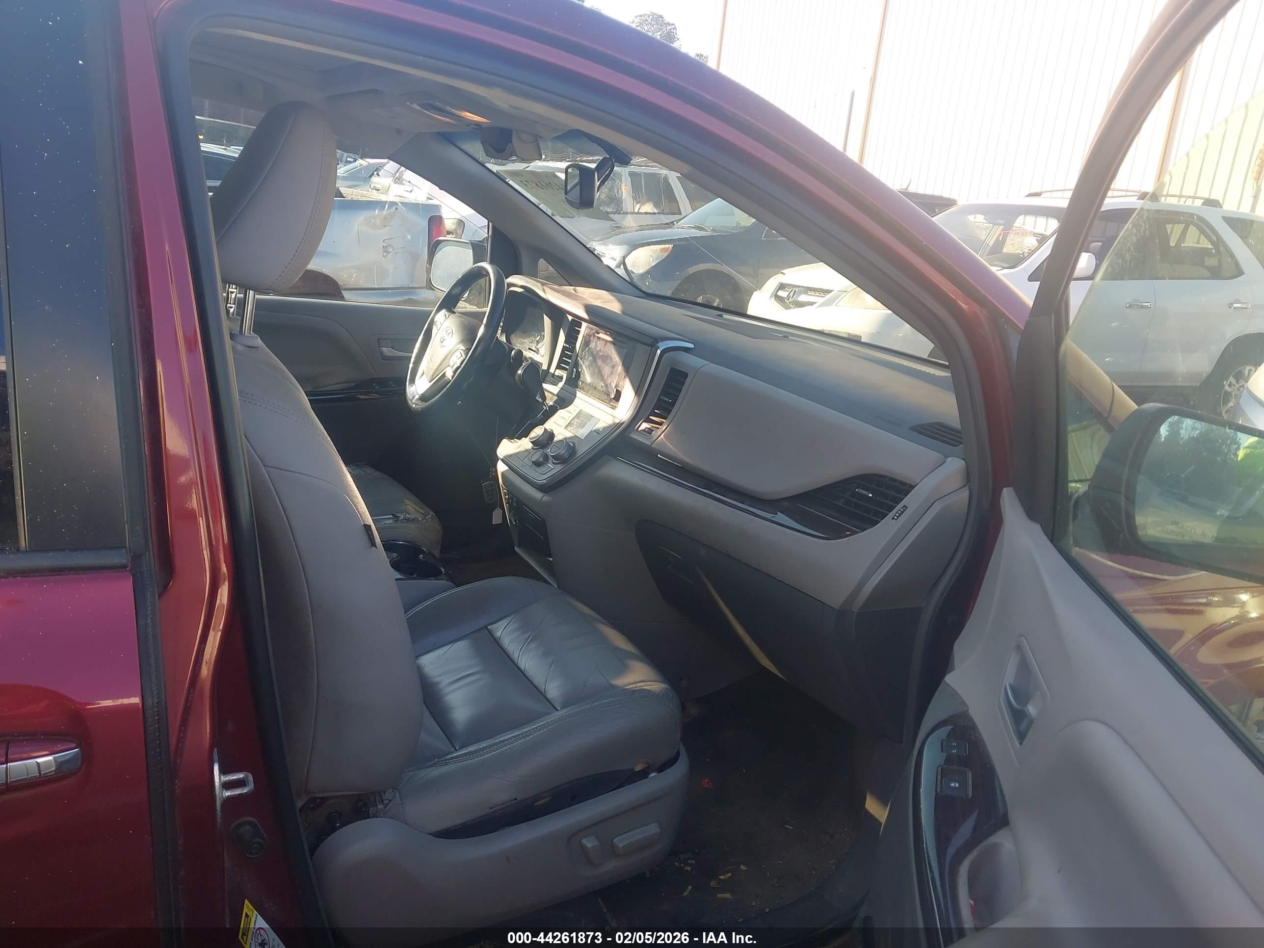 TOYOTA SIENNA image 5