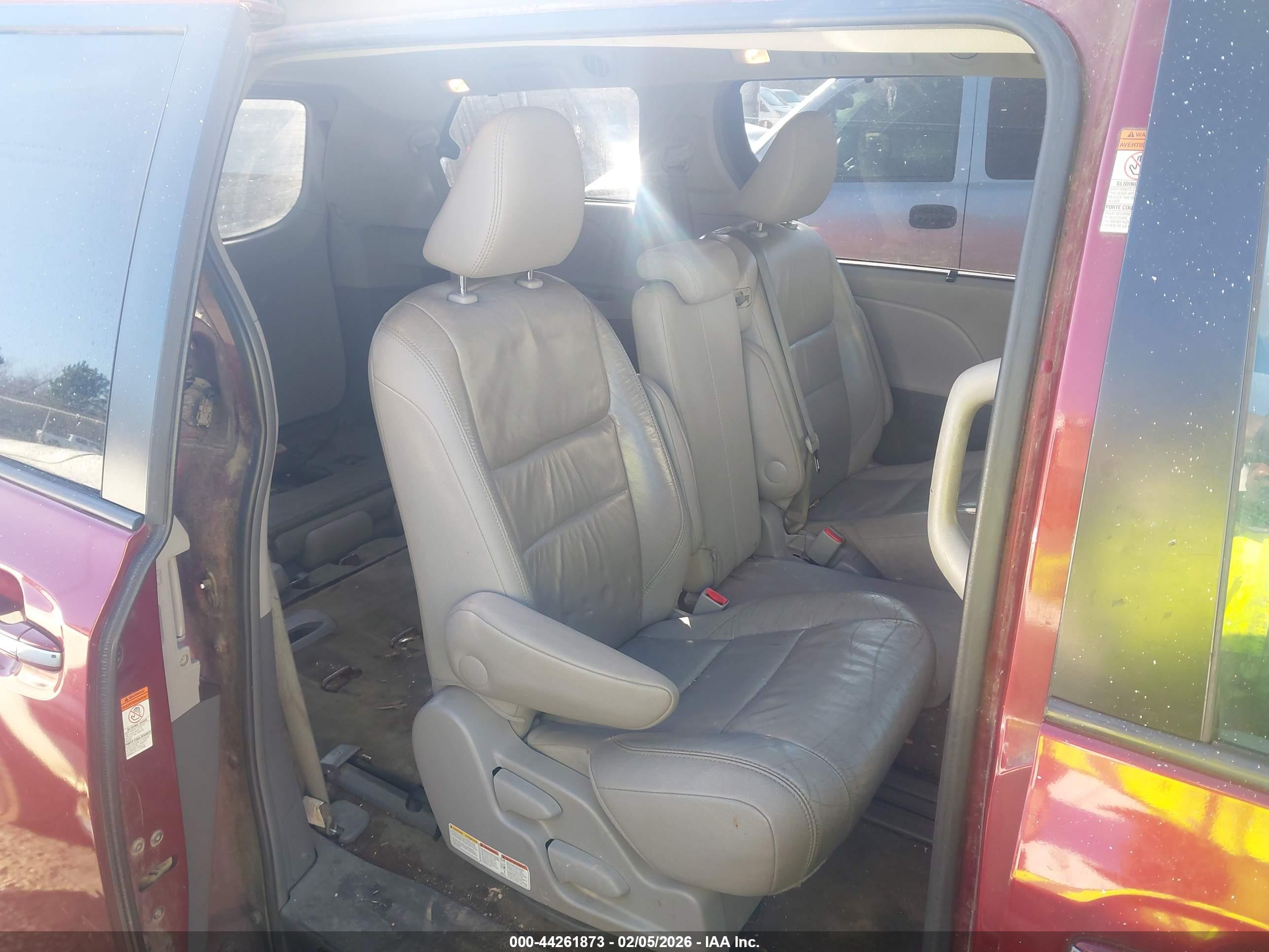 TOYOTA SIENNA image 8