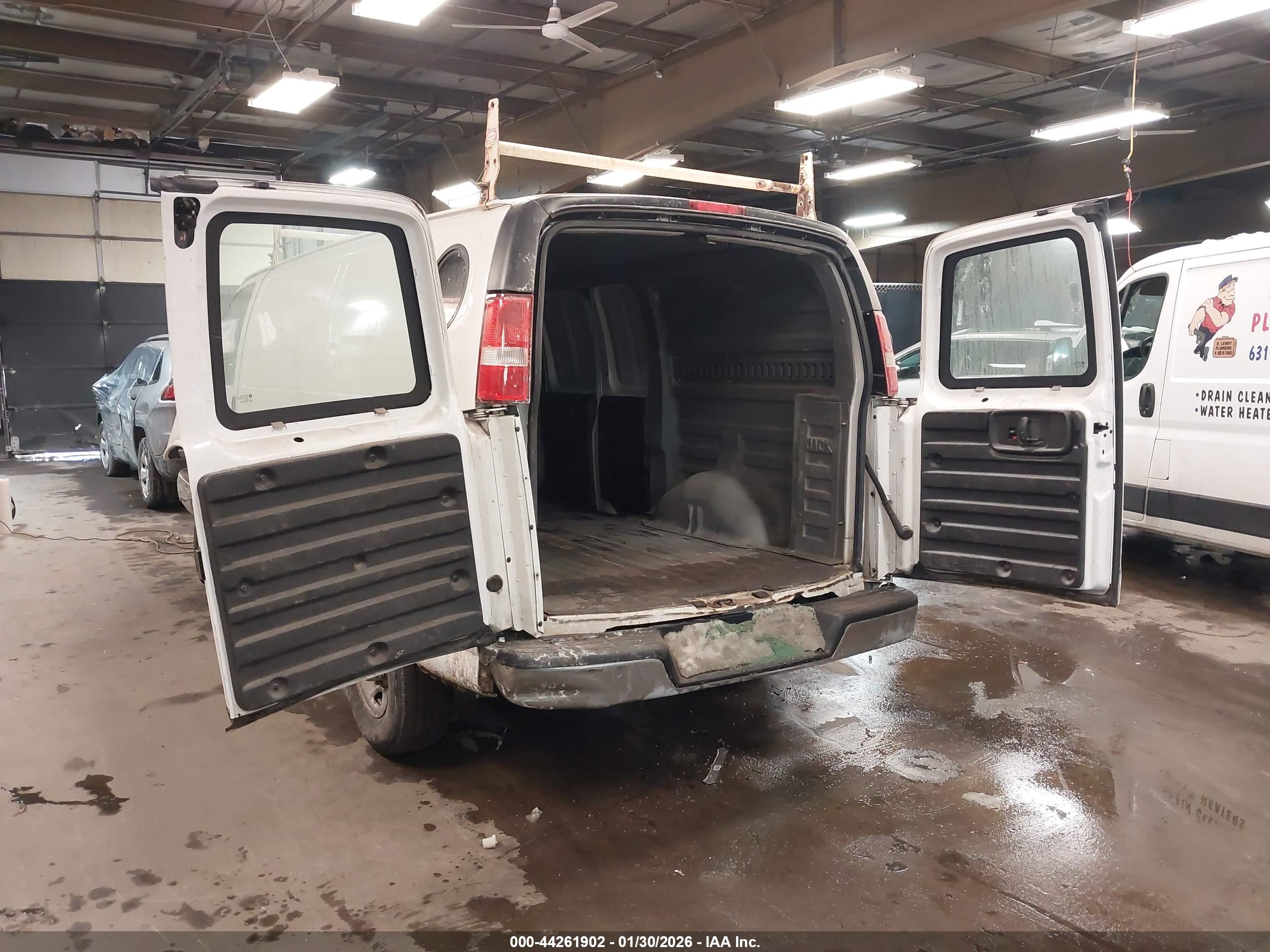 CHEVROLET EXPRESS image 3
