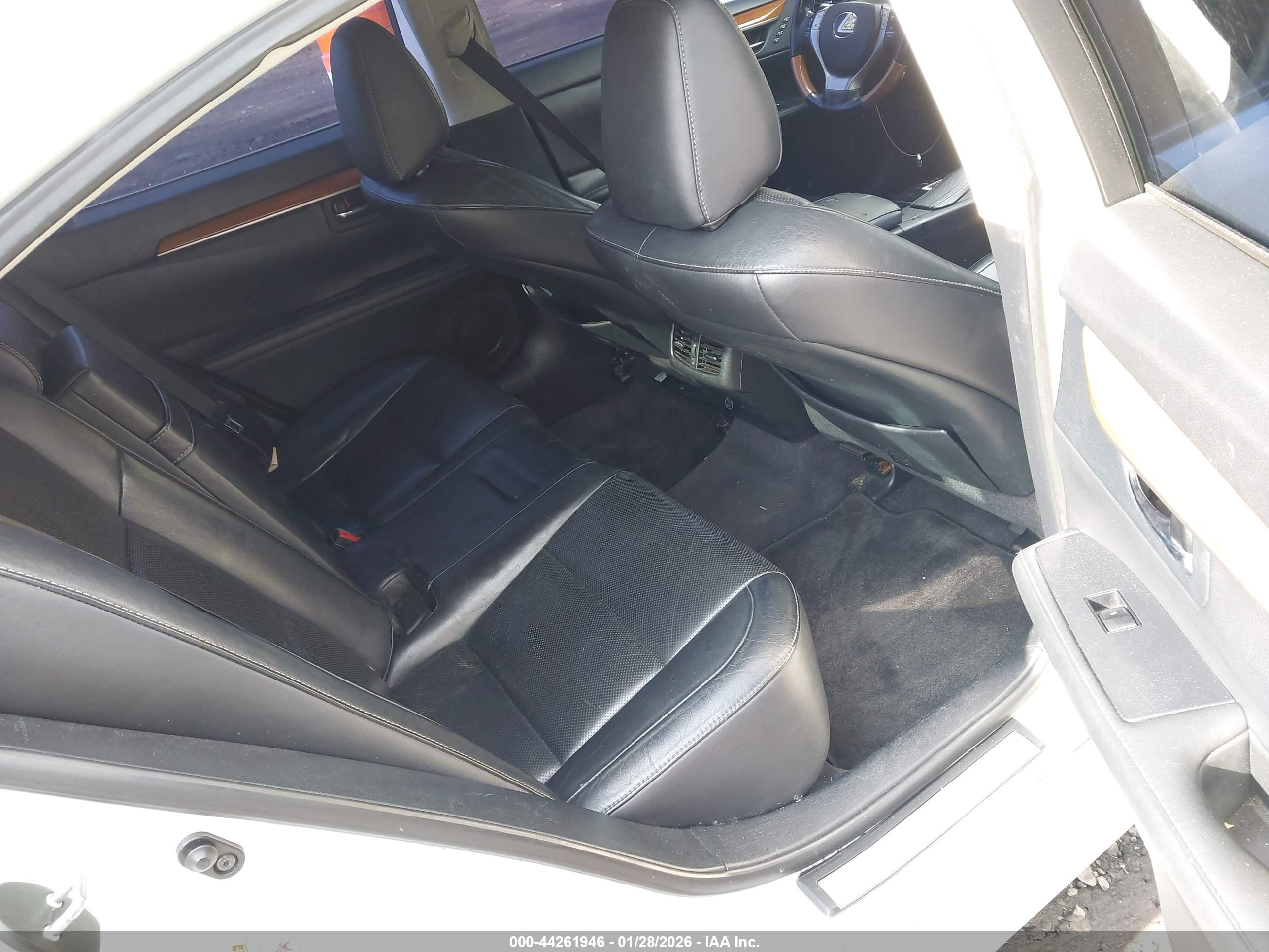 LEXUS ES image 8