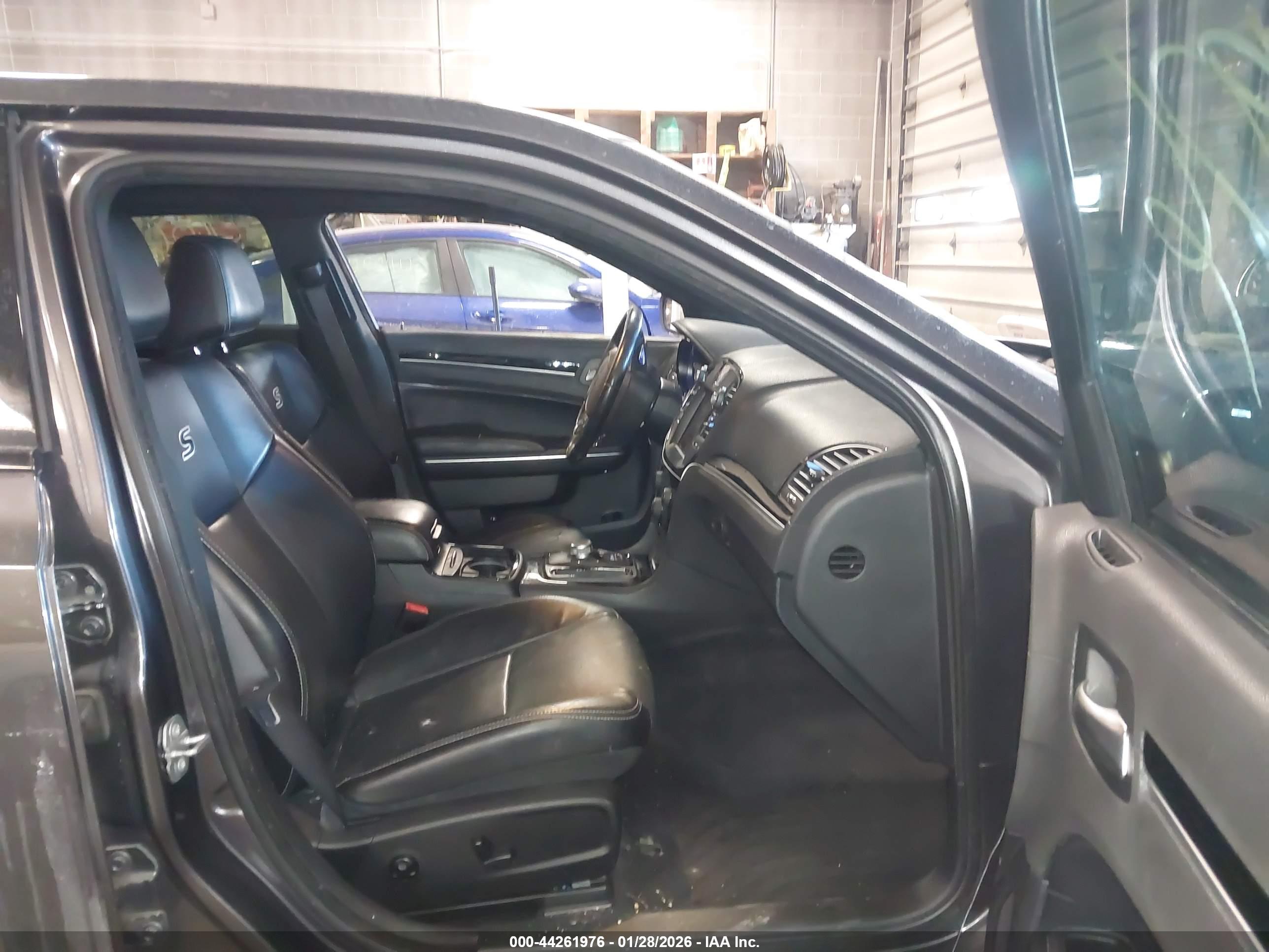 CHRYSLER 300 image 5