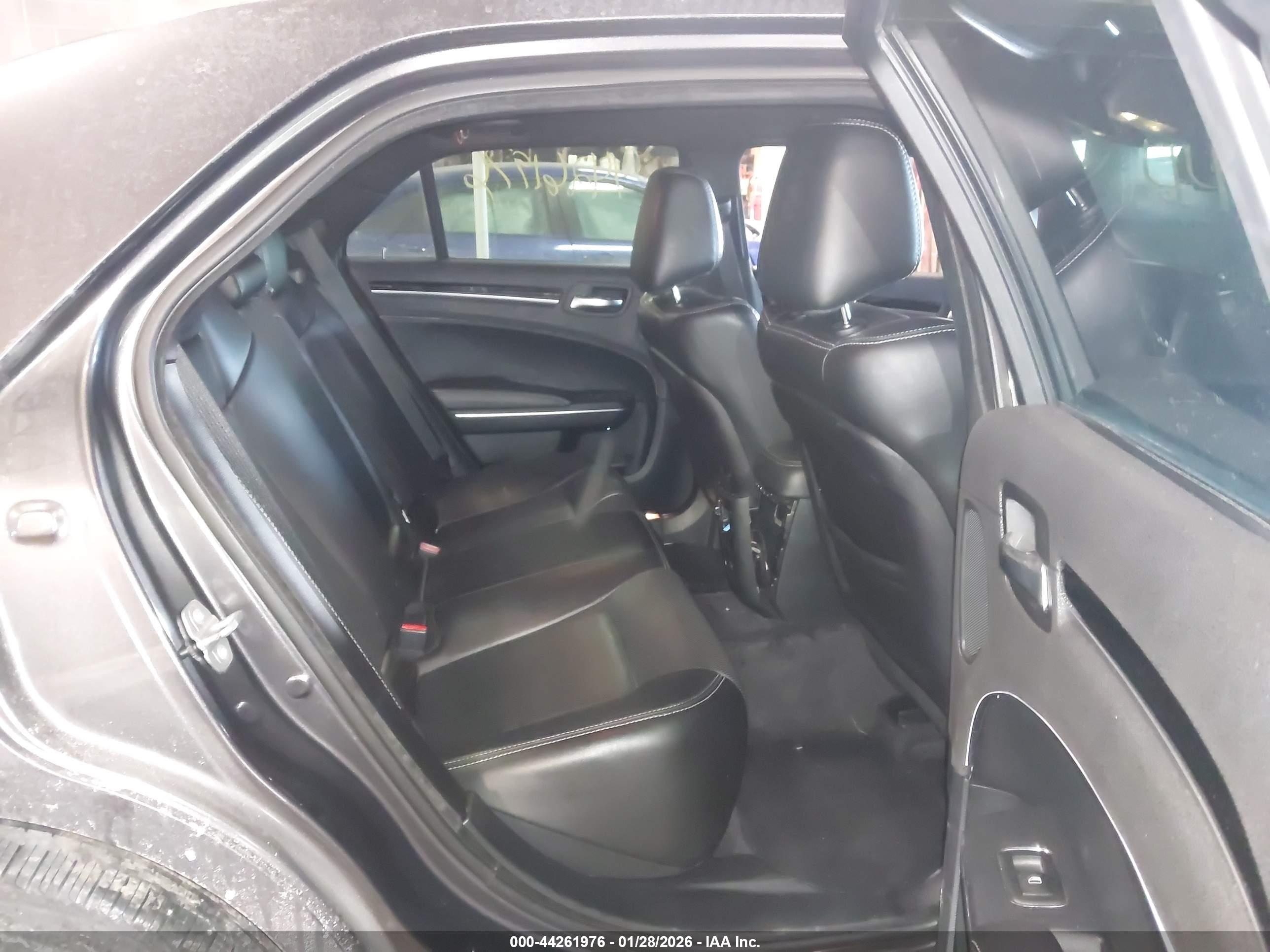 CHRYSLER 300 image 8