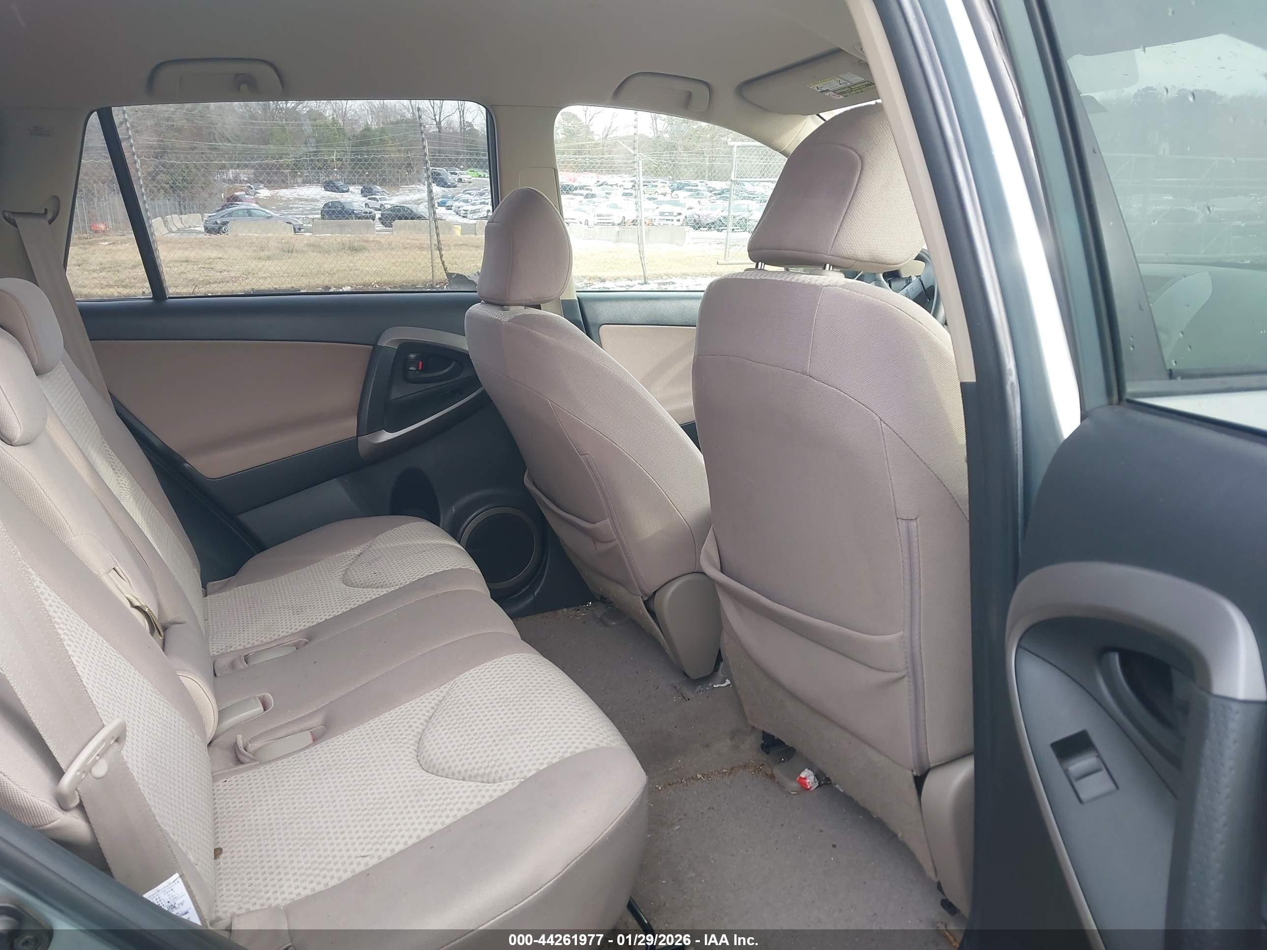 TOYOTA RAV4 image 8