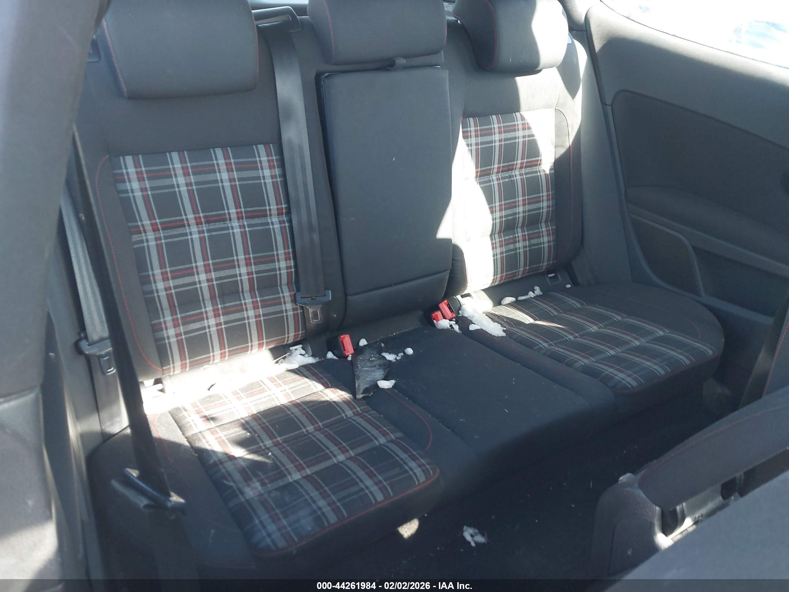 VOLKSWAGEN GTI image 8