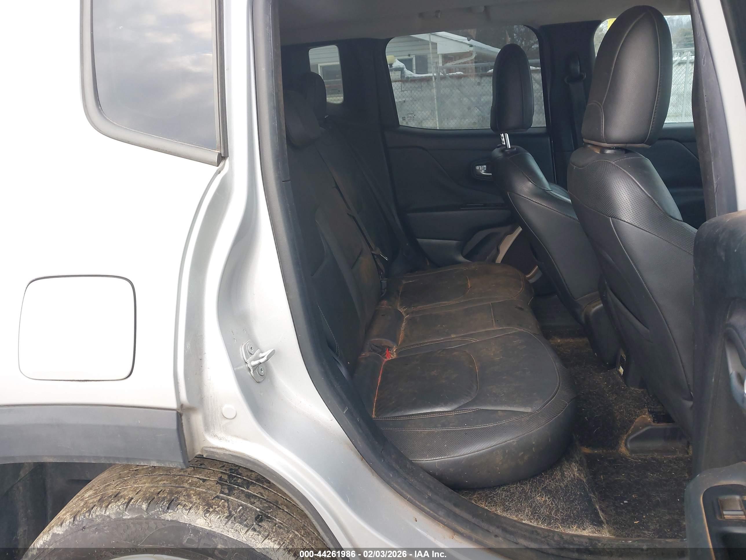 JEEP RENEGADE image 8